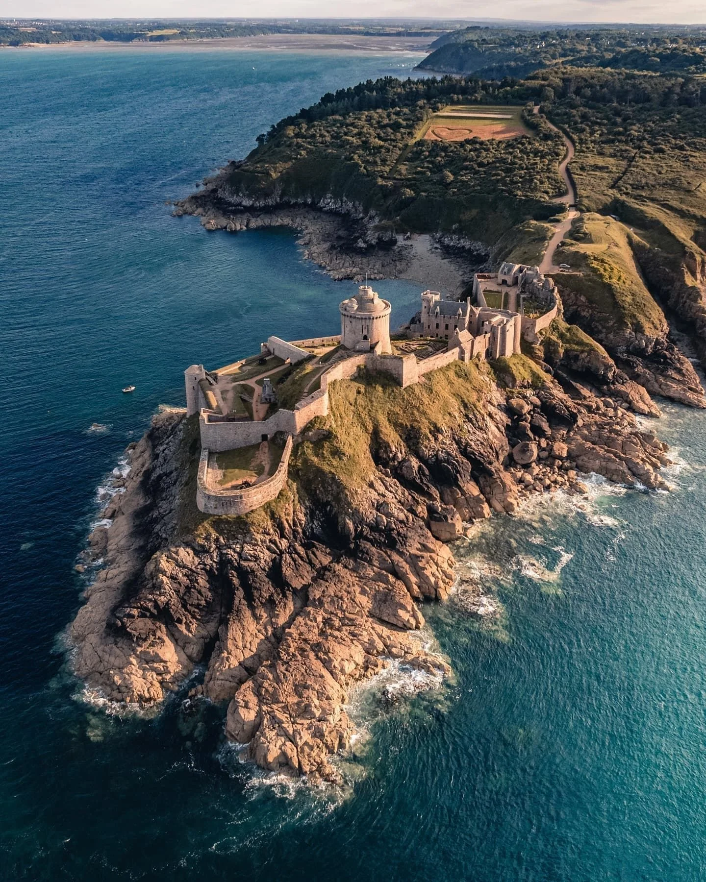 Situ&eacute; &agrave; l&rsquo;ouest de Saint-Malo, le ch&acirc;teau de la Roche-Goyon, &eacute;galement d&eacute;nomm&eacute; le Fort La Latte, est un &eacute;difice &agrave; vocation militaire construit vers le milieu du XIV&egrave;me si&egrave;cle.