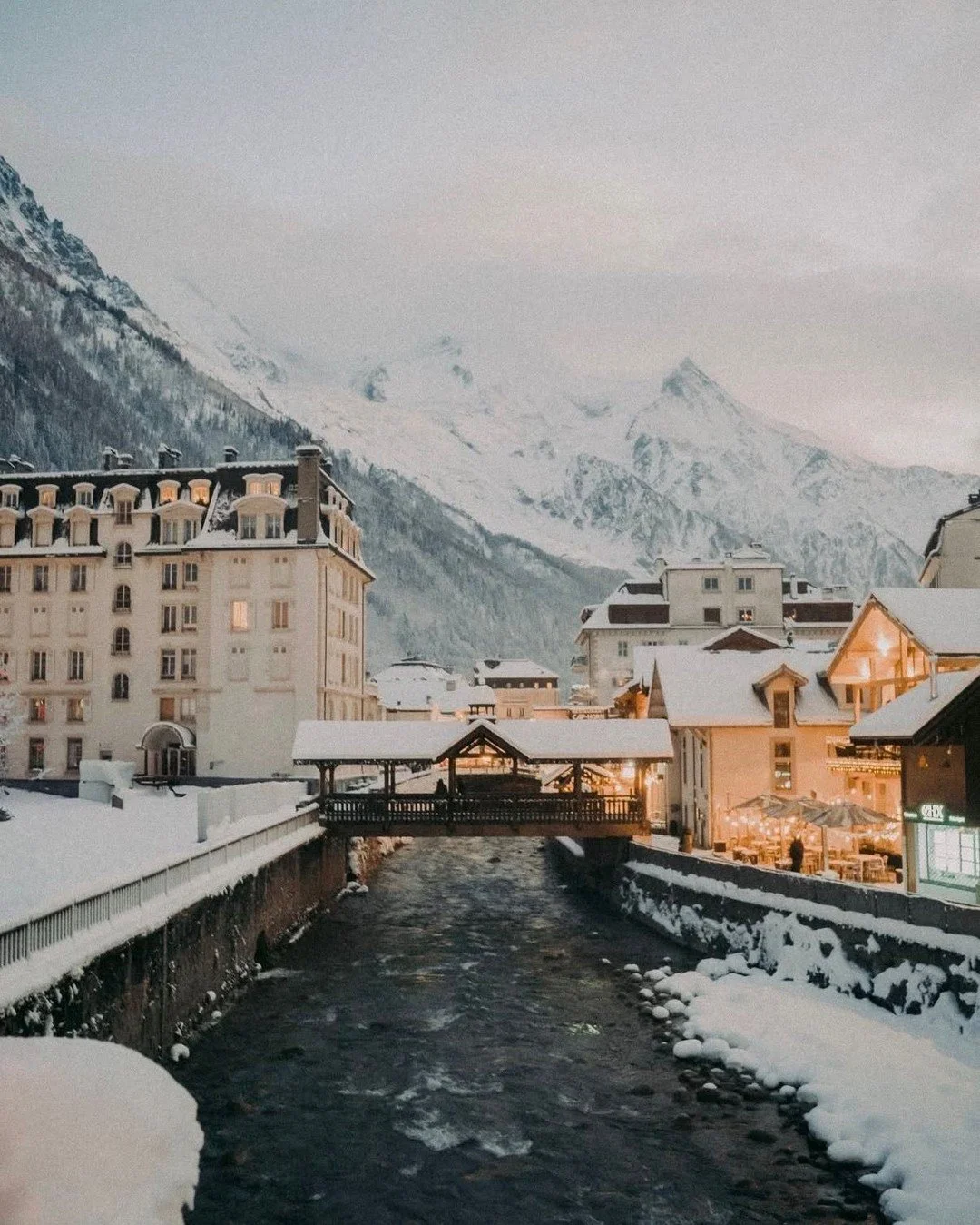 ❄️ En plein c&oelig;ur de Chamonix, Breizh Caf&eacute; installe une nouvelle adresse o&ugrave; le sarrasin breton prend de l&rsquo;altitude.
Entre produits fermiers, inspirations alpines et savoir-faire cr&ecirc;pier, d&eacute;couvrez une cuisine gou