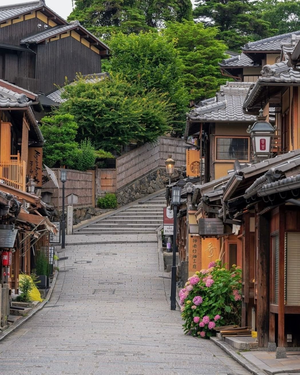 🏯 Dans les rues anciennes de Kyoto, chaque pav&eacute; raconte l'histoire essentielle du Japon.
Ces chemins, autrefois foul&eacute;s par les shoguns et les moines zen, r&eacute;v&egrave;lent des si&egrave;cles de tradition et d'&eacute;volution cult