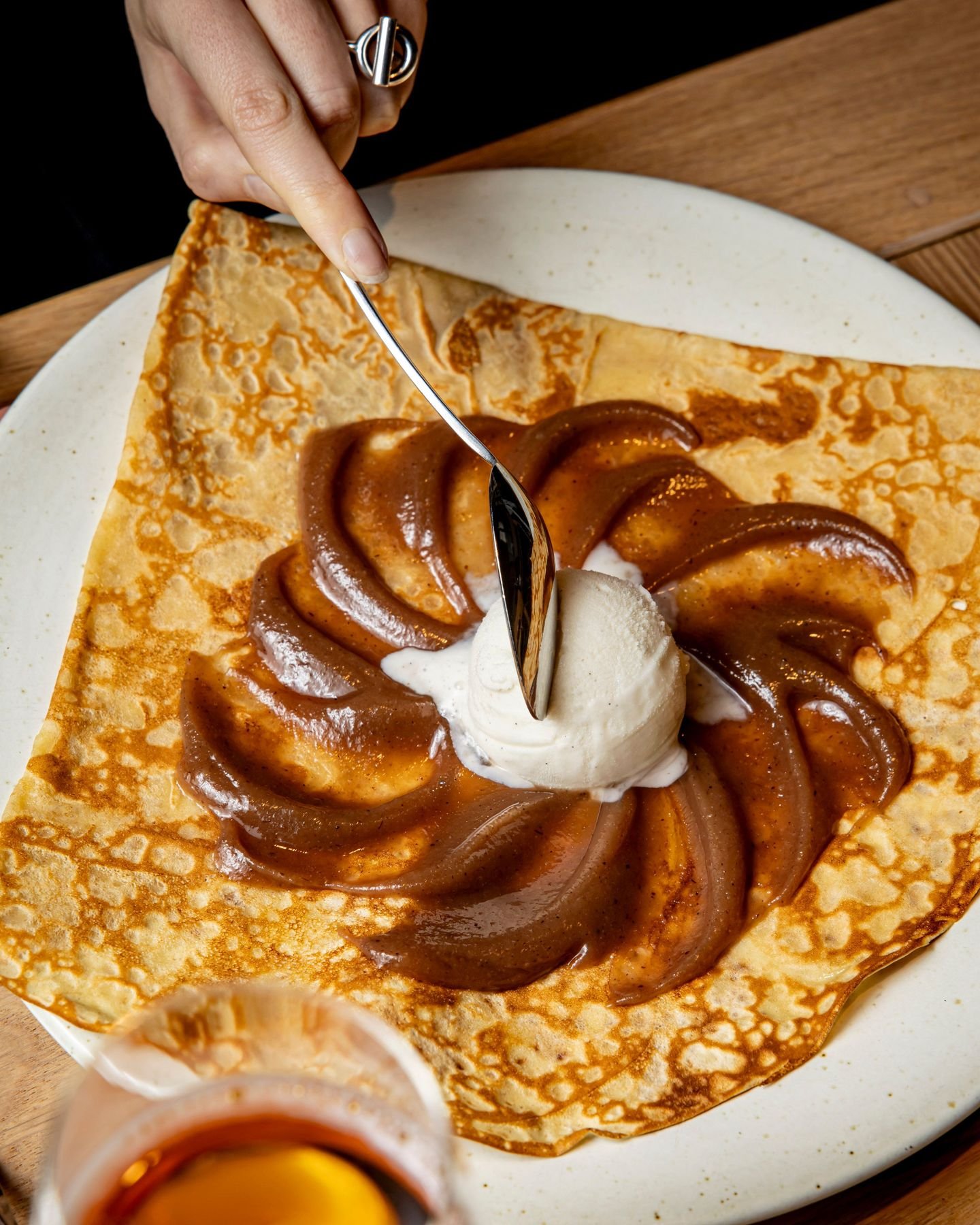 ❄️ La recette parfaite de l&rsquo;hiver

Cr&ecirc;pe fine et dor&eacute;e sur billig, cr&egrave;me de marron fondante, glace artisanale &agrave; la vanille.
Un petit nuage de bonheur &agrave; savourer bien au chaud chez Breizh Caf&eacute; 🥞

🔗 R&ea