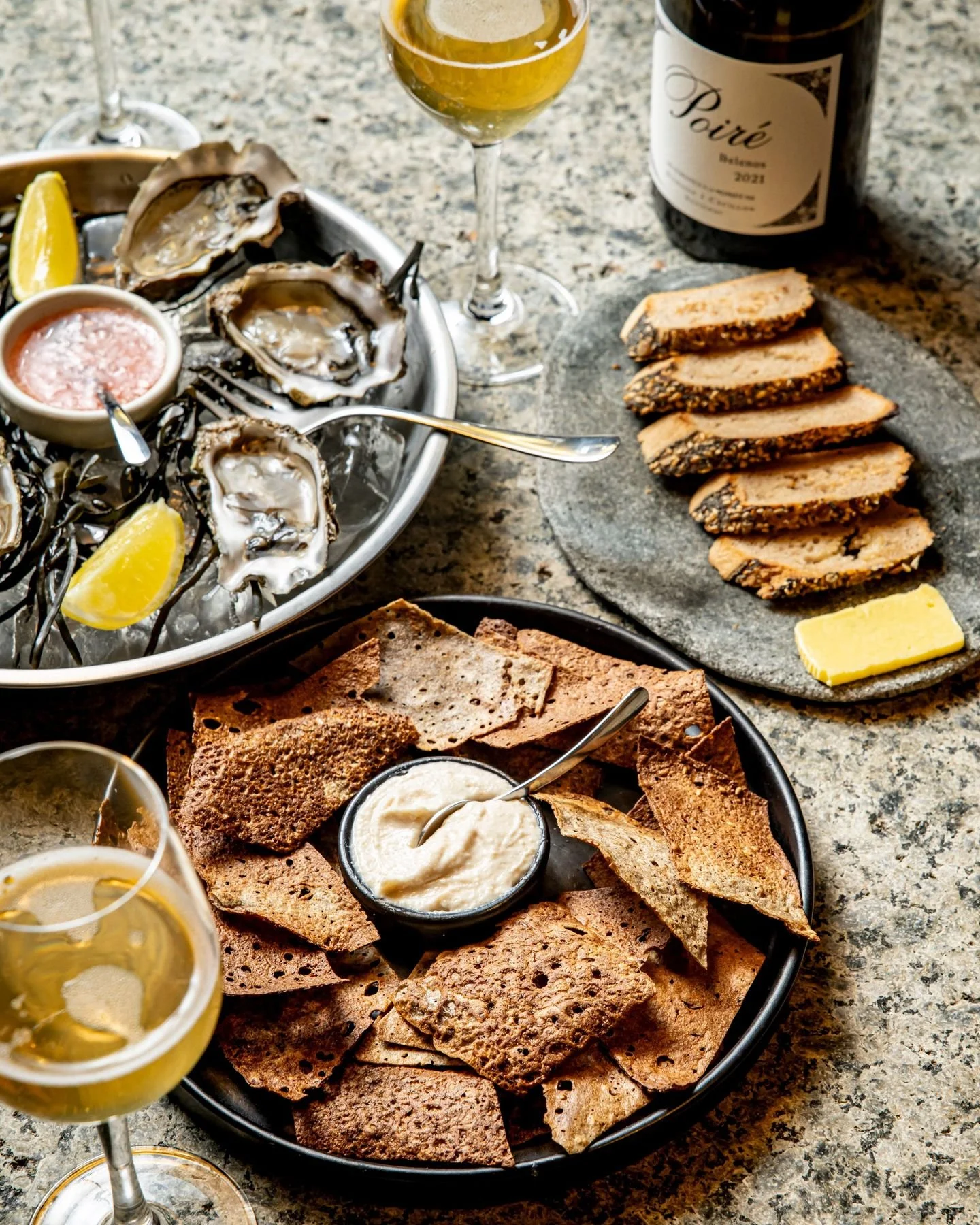 Et si l&rsquo;ap&eacute;ritif prenait un air iod&eacute; ? 🌊
Hu&icirc;tres, amuse-galettes, tarama et tuiles de sarrasin croustillantes&hellip; de quoi partager un joli moment autour de bonnes choses.

Un avant-go&ucirc;t de ce qui vous attend pour 