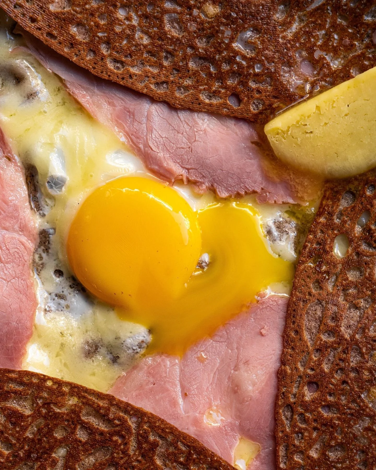 Notre galette incontournable se savoure dans toute sa simplicit&eacute; : jambon blanc artisanal de Bretagne, &oelig;uf bio miroir, Comt&eacute; fondant et beurre @maisonbordier_ 
Et pour la touche finale, choisissez votre beurre demi-sel : nature, a