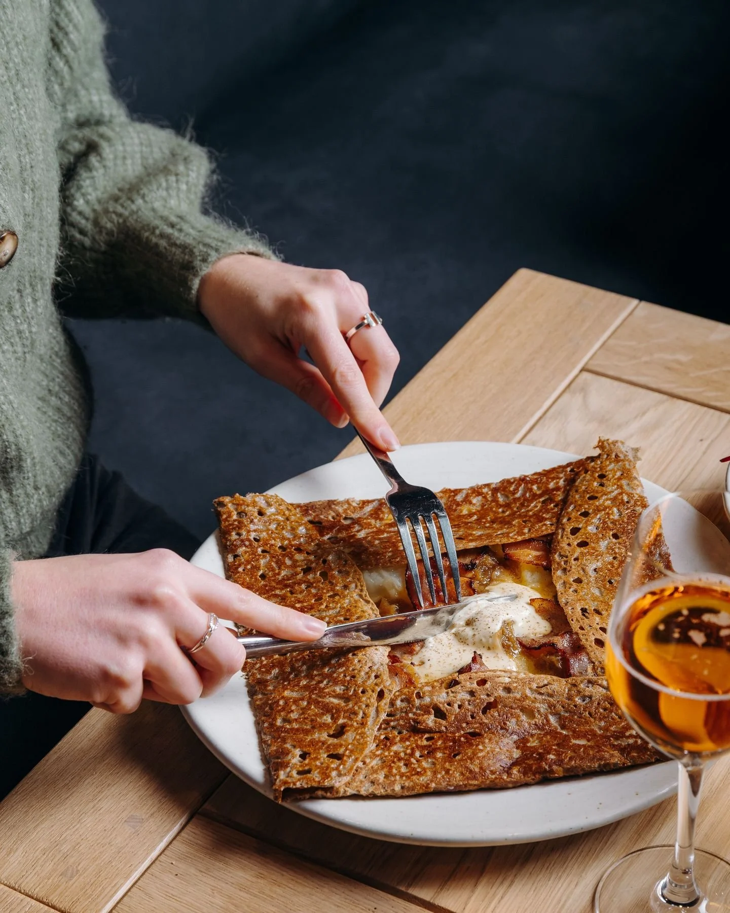 🥞 Aujourd&rsquo;hui, &ccedil;a sent la Chandeleur.

Les biligs chauffent, les cr&ecirc;pes dorent, les galettes prennent forme.

Chez Breizh Caf&eacute;, la tradition s&rsquo;exprime dans chaque d&eacute;tail, pour un moment simple et profond&eacute