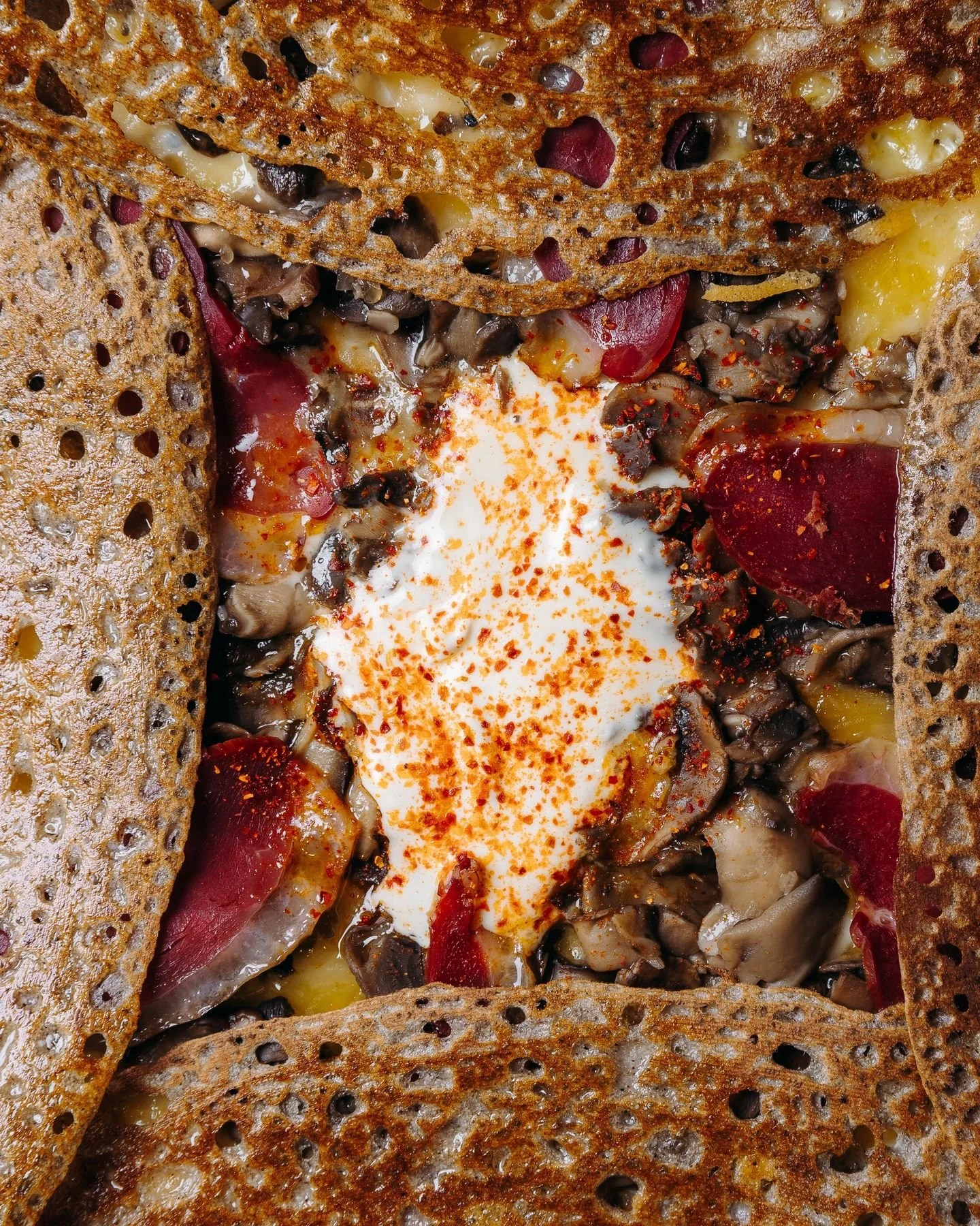 ✨ Magret de canard fum&eacute;,  po&ecirc;l&eacute;e de champignons, Comt&eacute;, &oelig;uf biologique brouill&eacute;, cr&egrave;me fra&icirc;che, piment d&rsquo;Espelette...
Une galette g&eacute;n&eacute;reuse et pleine de caract&egrave;re, &agrav