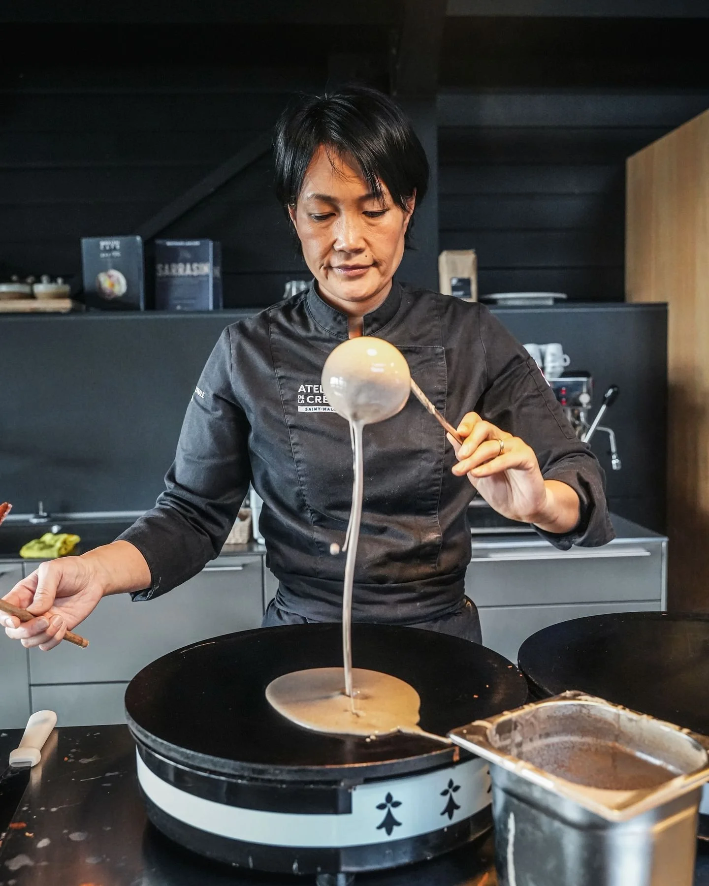 &Agrave; @atelierdelacrepe chaque formation est une immersion unique o&ugrave; se m&ecirc;lent passion, convivialit&eacute; et gastronomie bretonne. 

🚀 Les &eacute;l&egrave;ves d&eacute;couvrent le m&eacute;tier pas &agrave; pas, guid&eacute;s jour