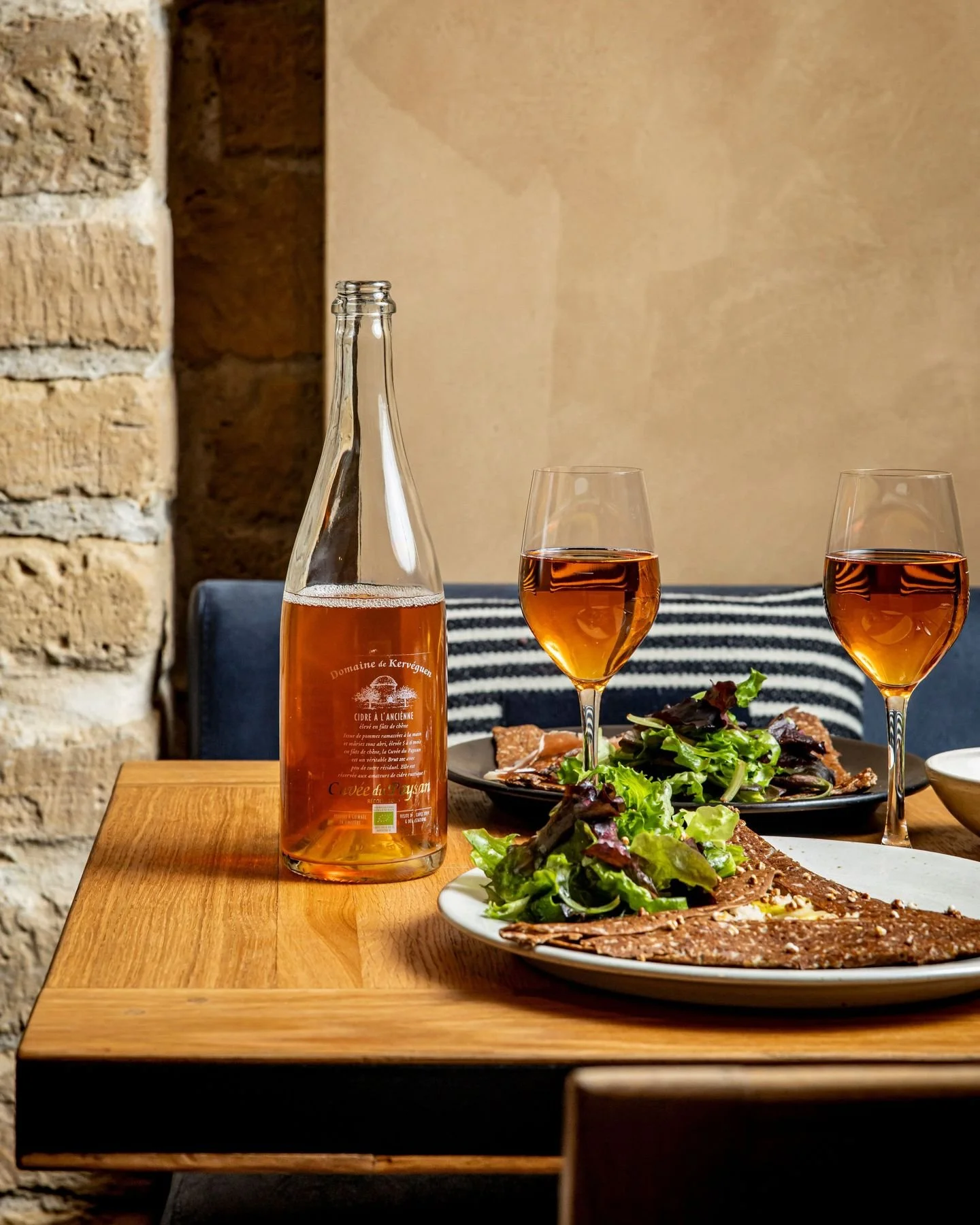 Nos galettes de saison s&rsquo;appr&ecirc;tent &agrave; tirer leur r&eacute;v&eacute;rence 🤍

La galette Reblochon @maisonbordier_, jambon cru &agrave; la truffe, confit d&rsquo;oignons au cidre, pommes de terre, salade verte.
La galette Tourteau fo