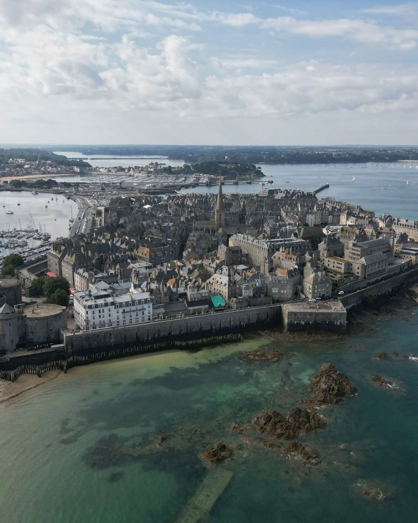 🌊 Baladez-vous sur les remparts de Saint-Malo, dans les ruelles intra-muros et respirez l'air iod&eacute;&hellip; 

Le moment parfait pour d&eacute;couvrir la cit&eacute; corsaire, o&ugrave; Breizh Caf&eacute; se d&eacute;cline en quatre lieux : la 
