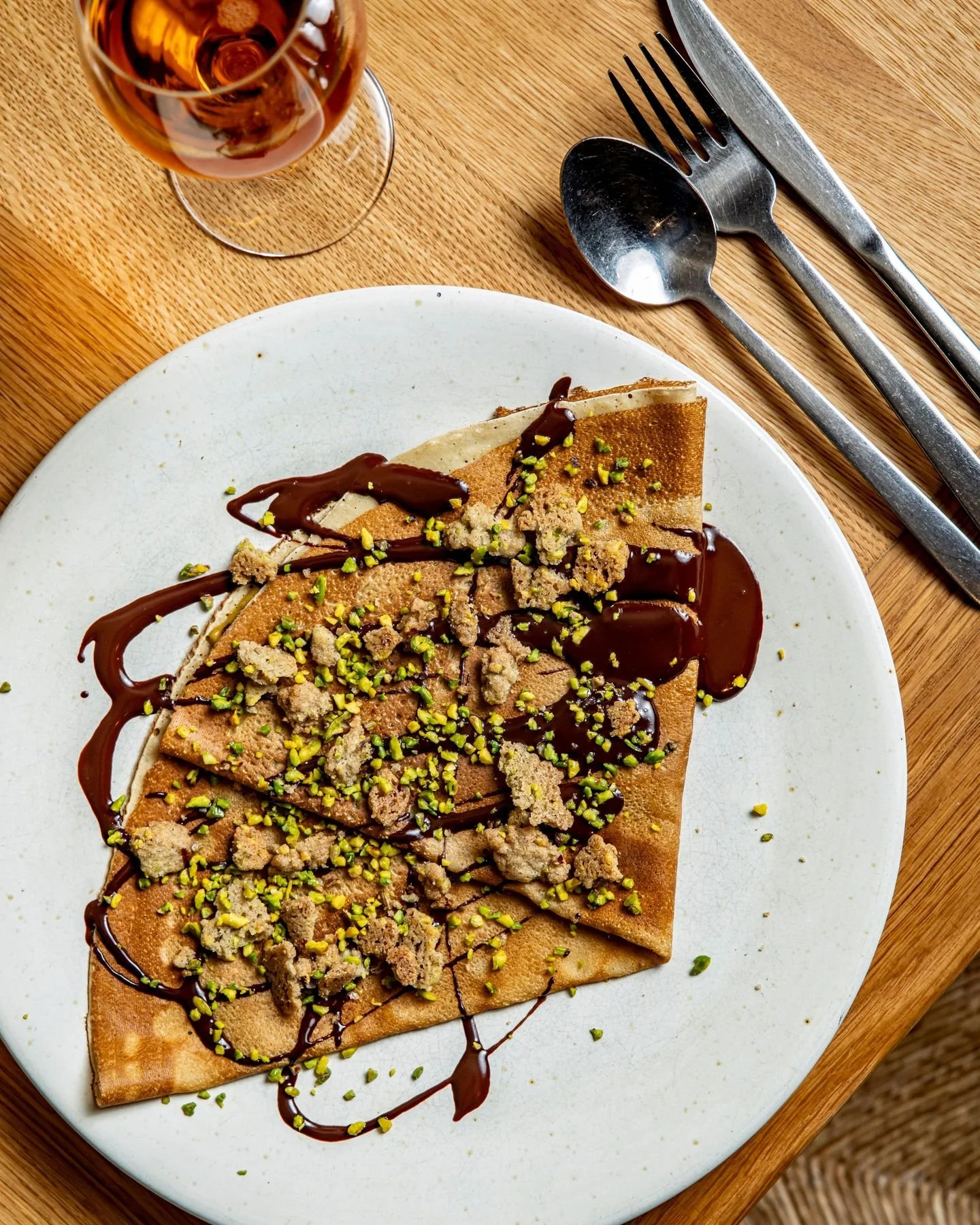 Cr&ecirc;pe pistache 💚
Cr&egrave;me de pistache, sauce chocolat Valrhona et crumble de pistaches de Sicile.
Une cr&eacute;ation gourmande aux notes d&eacute;licates, o&ugrave; la finesse de la pistache rencontre l&rsquo;intensit&eacute; du chocolat.