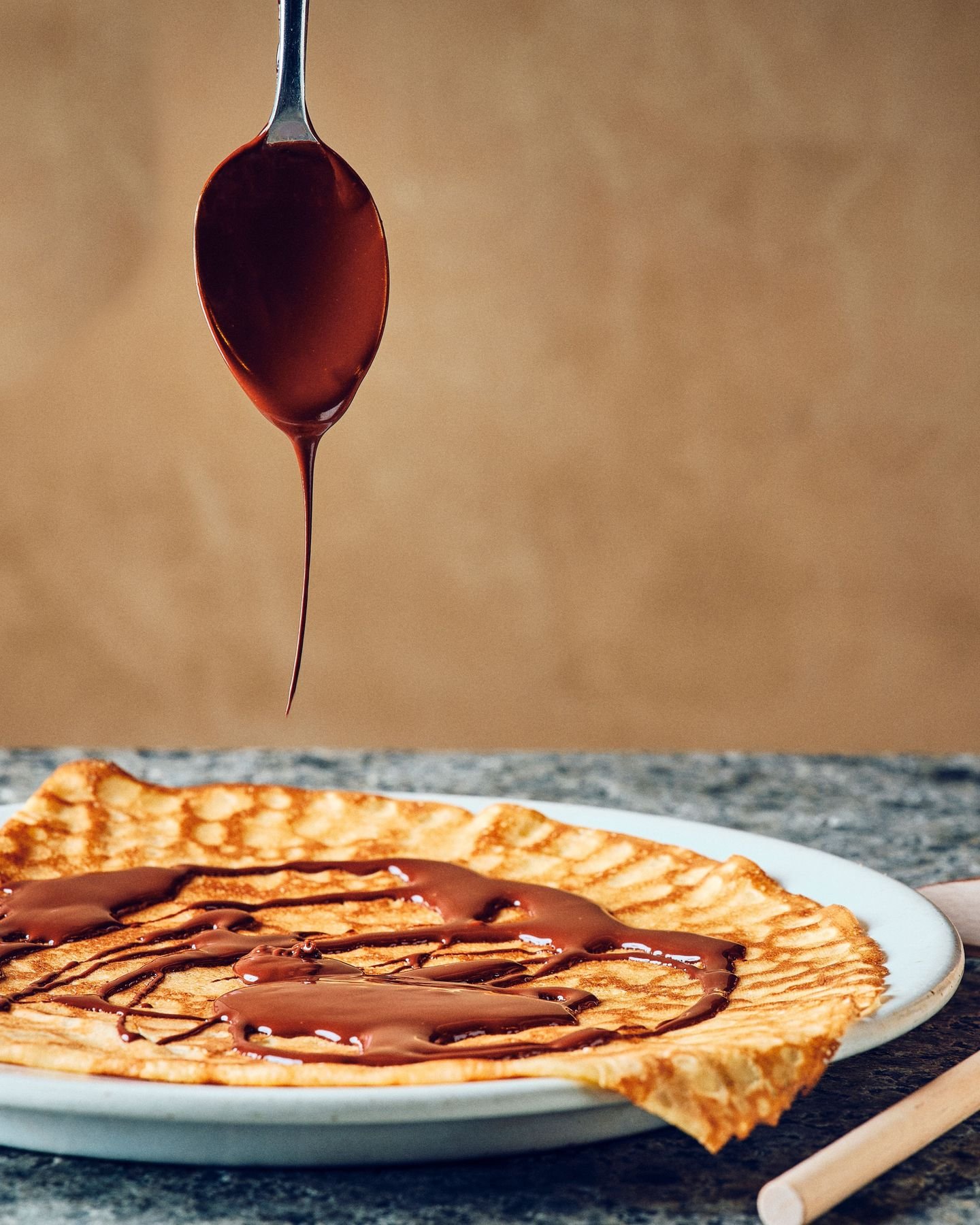 P&acirc;ques, version Breizh Caf&eacute; 🍫

Pour l&rsquo;occasion, deux cr&ecirc;pes signatures &agrave; l&rsquo;honneur.
L&rsquo;une, d&eacute;licatement napp&eacute;e de chocolat @valrhona, encore ti&egrave;de, r&eacute;v&egrave;le toute l&rsquo;i