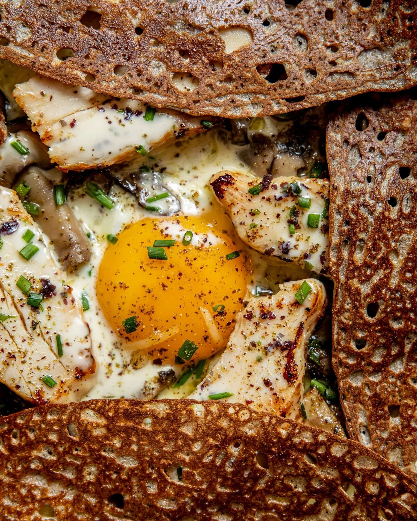 Enjoy our galette with roasted chicken, sautéed mushrooms, a fried organic egg, Comté cheese, and crème fraîche.

And to take the dish to the next level, try the “Poudre Trésor Oublié” from @epic