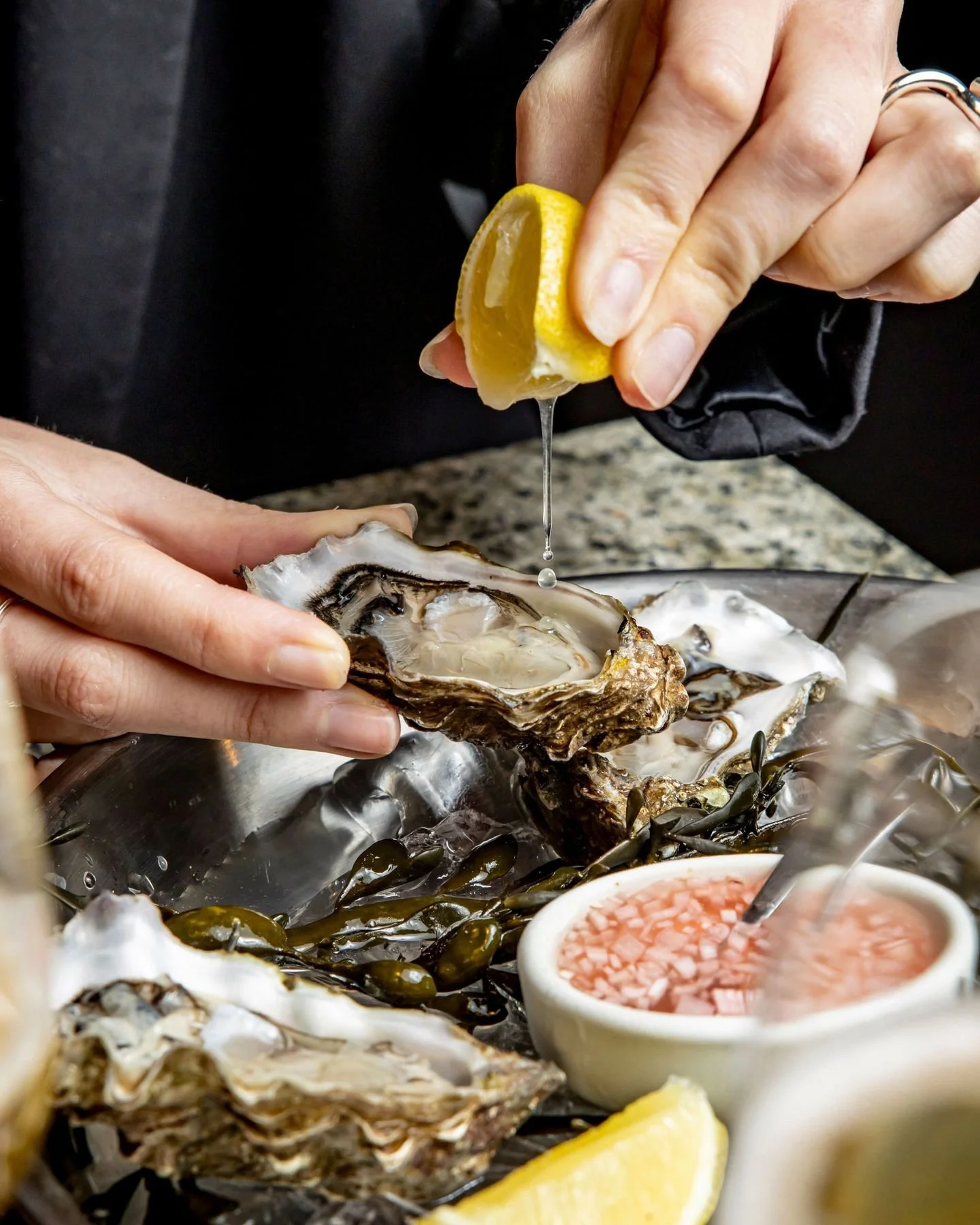 Les Heures iod&eacute;es, autour des produits de la mer 🌊

Accordez-vous un moment d&rsquo;ap&eacute;ritif autour d&rsquo;hu&icirc;tres fra&icirc;ches, de tarama blanc accompagn&eacute; de tuiles de sarrasin... 
&Agrave; savourer avec la boisson de 