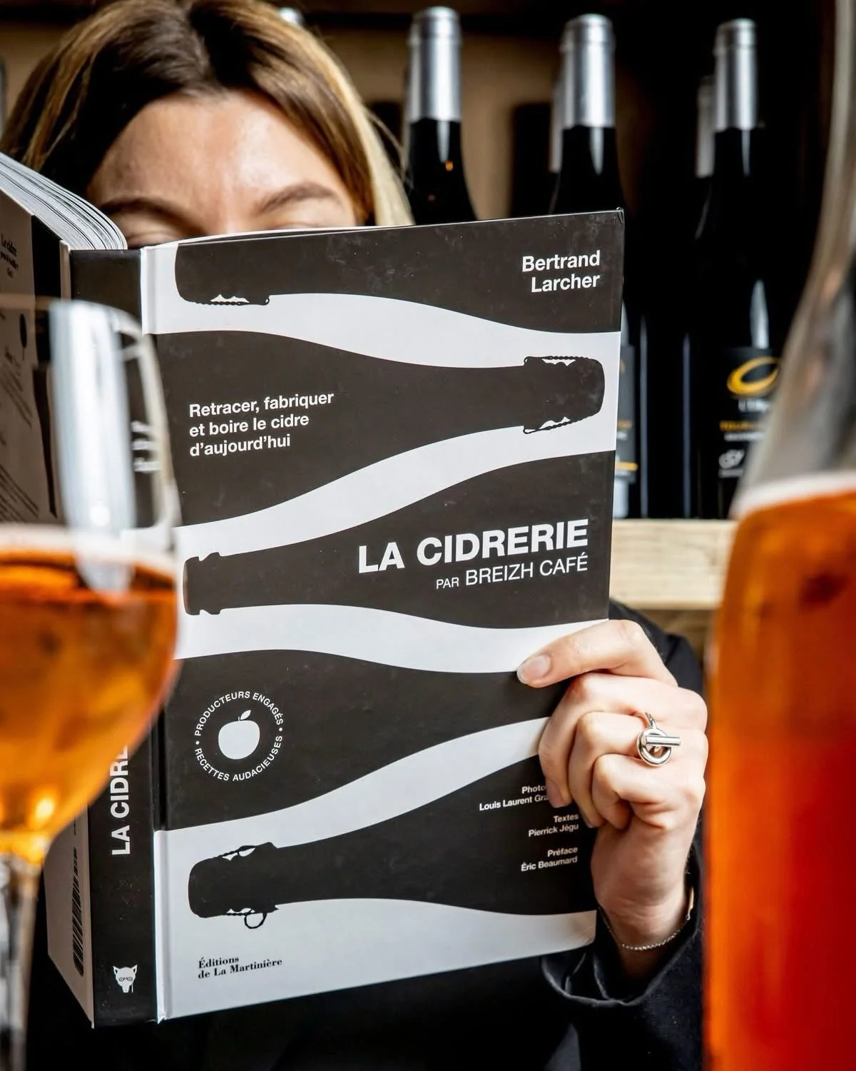 Derri&egrave;re chaque verre de cidre, il y a une histoire. Un verger, un geste, un savoir-faire.

C&rsquo;est ce monde que Bertrand Larcher a voulu nous pr&eacute;senter dans son dernier livre &laquo; La Cidrerie &raquo;, des origines aux caves arti