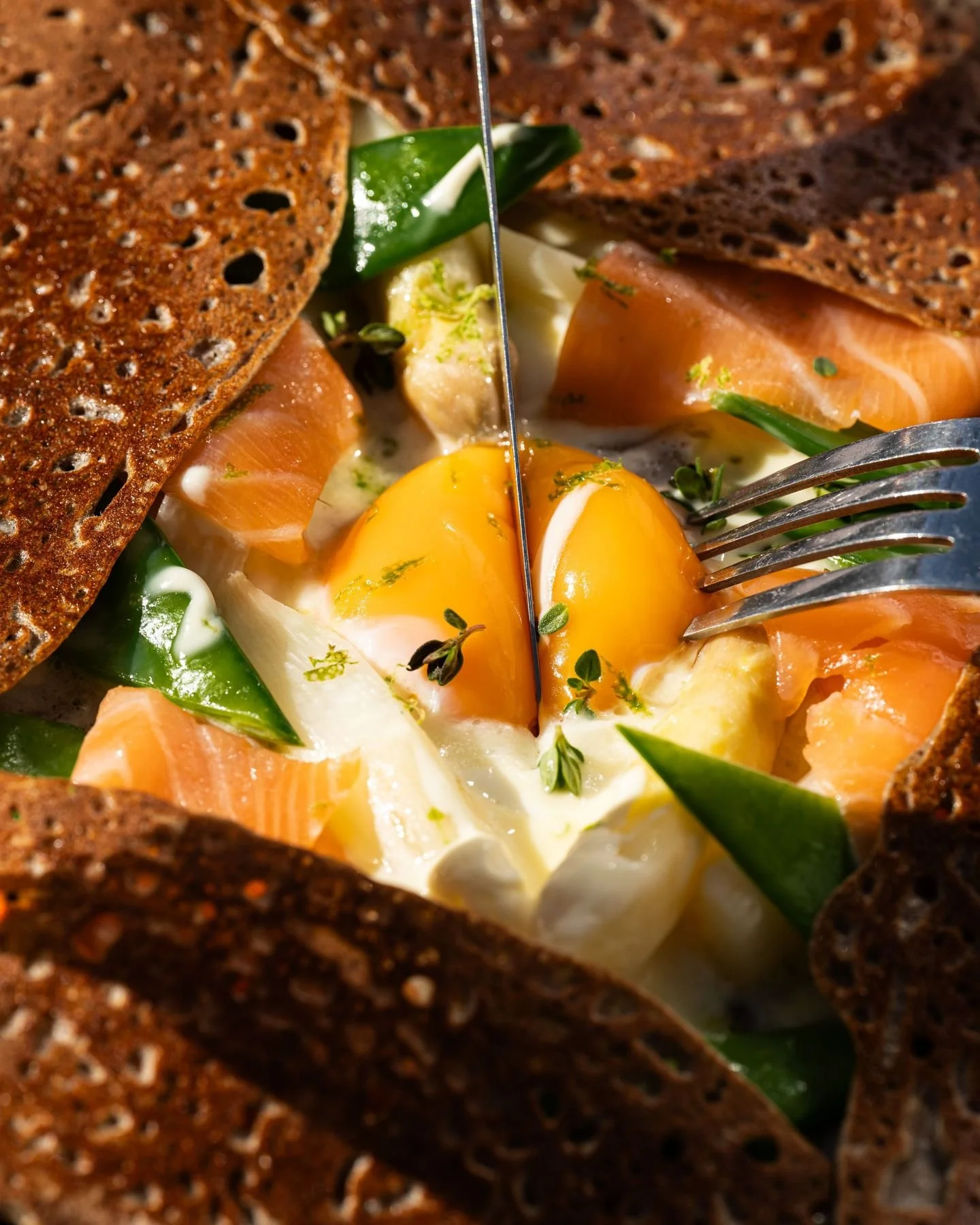 Plus que quelques jours pour profiter de notre galette de saison : saumon fum&eacute;, asperges blanches, pois gourmands, &oelig;uf miroir, cr&egrave;me fra&icirc;che, thym.
Une galette de sarrasin g&eacute;n&eacute;reuse, o&ugrave; les produits de s