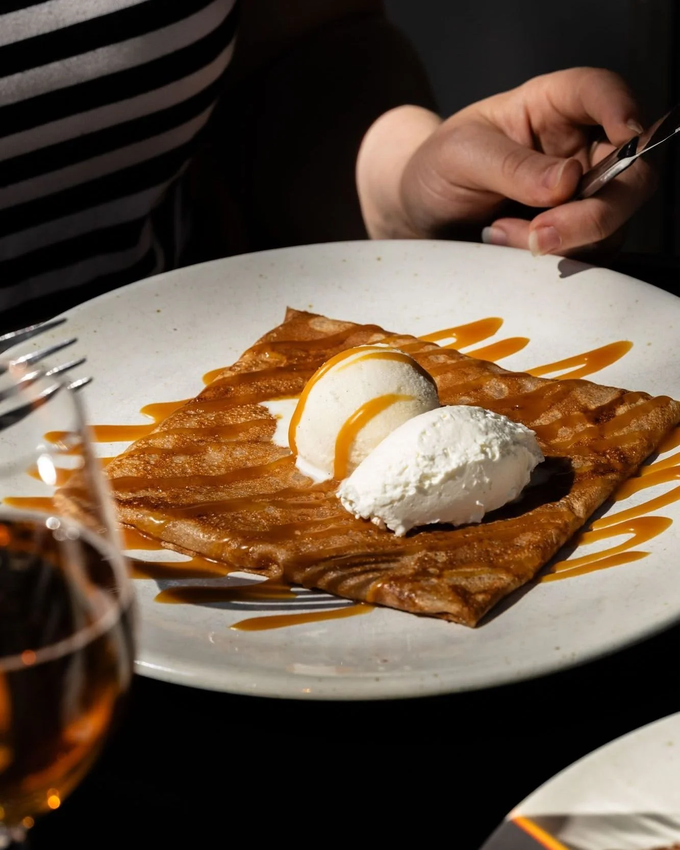 ✨ Profitez du week-end pour faire une pause gourmande et d&eacute;couvrir notre cr&ecirc;pe compote de pommes maison, caramel au beurre sal&eacute;, glace artisanale &agrave; la vanille et cr&egrave;me fouett&eacute;e.
