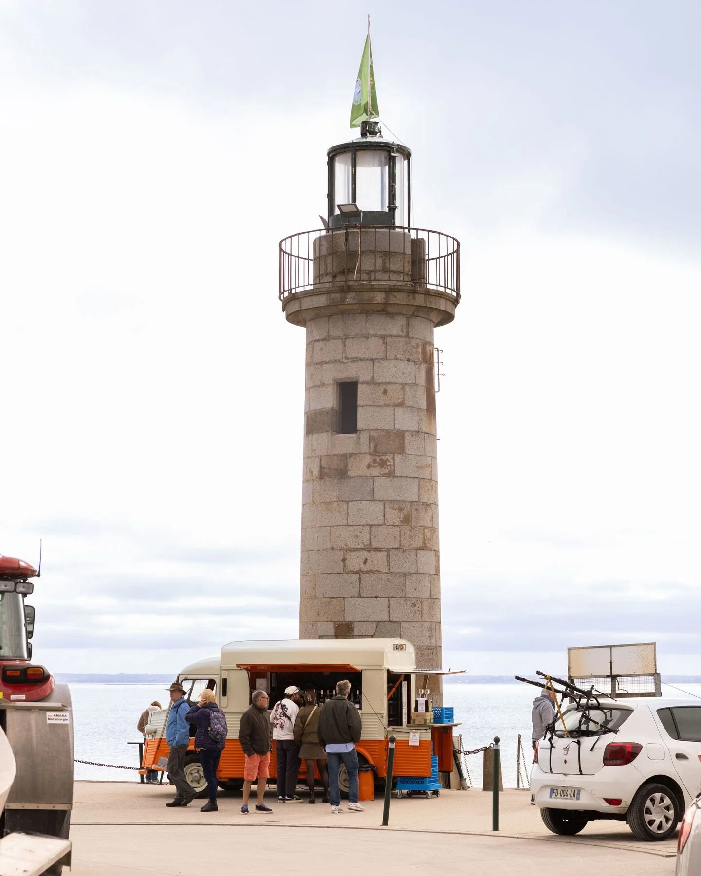 🌊 Le phare de la Houle veille sur l&rsquo;entr&eacute;e du port de Cancale, entre mar&eacute;es, bateaux et parcs &agrave; hu&icirc;tres.

&Agrave; deux pas, notre cr&ecirc;perie Breizh Caf&eacute; s&rsquo;inscrit dans ce paysage vivant. Juste au-de