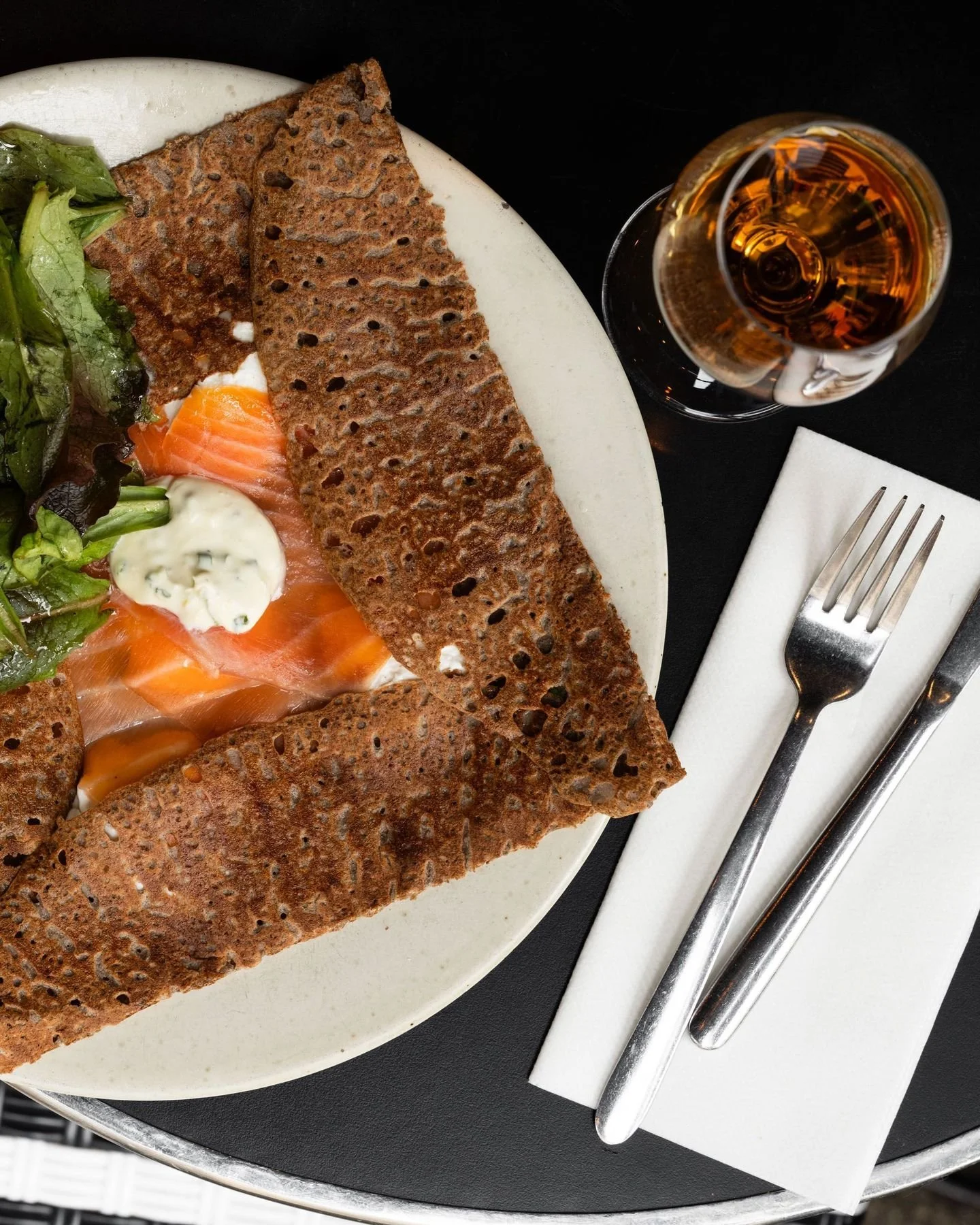 D&eacute;couvrez notre galette au saumon fum&eacute; biologique artisanal ✨

Saumon biologique fum&eacute;, ch&egrave;vre frais @maisonbordier_, cr&egrave;me ciboulette et salade verte&hellip; une combinaison gourmande et g&eacute;n&eacute;reuse.