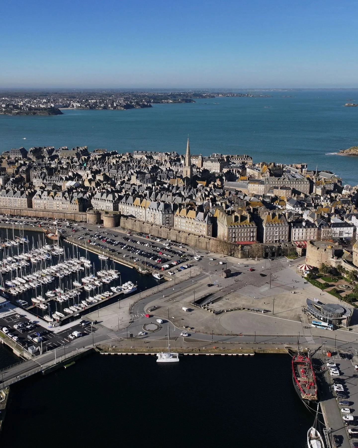 Et si le voyage commen&ccedil;ait &agrave; table ? 
Apr&egrave;s une balade sur les remparts ou une journ&eacute;e en mer, rien de tel que de retrouver l'authenticit&eacute; bretonne dans nos adresses Breizh Caf&eacute;, en passant par notre cr&ecirc