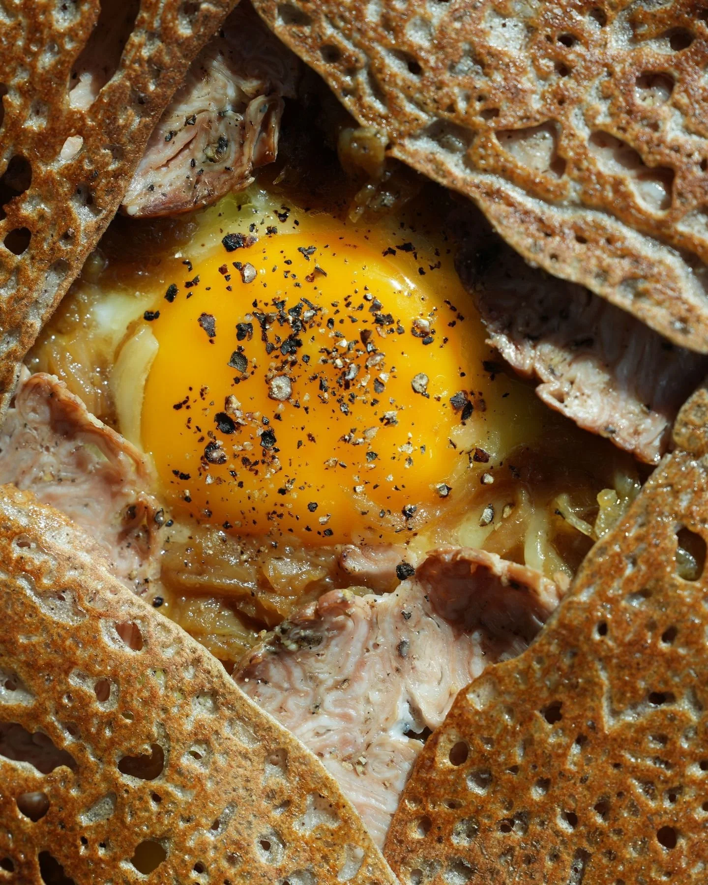 🌊 Profitez de notre galette rustique, andouille de Dinan, oeuf miroir biologique, comt&eacute;, confit d'oignon au cidre.
Une recette disponible exclusivement dans notre restaurant Breizh Caf&eacute;, face au port de Cancale. 

📸 @arlun_studio