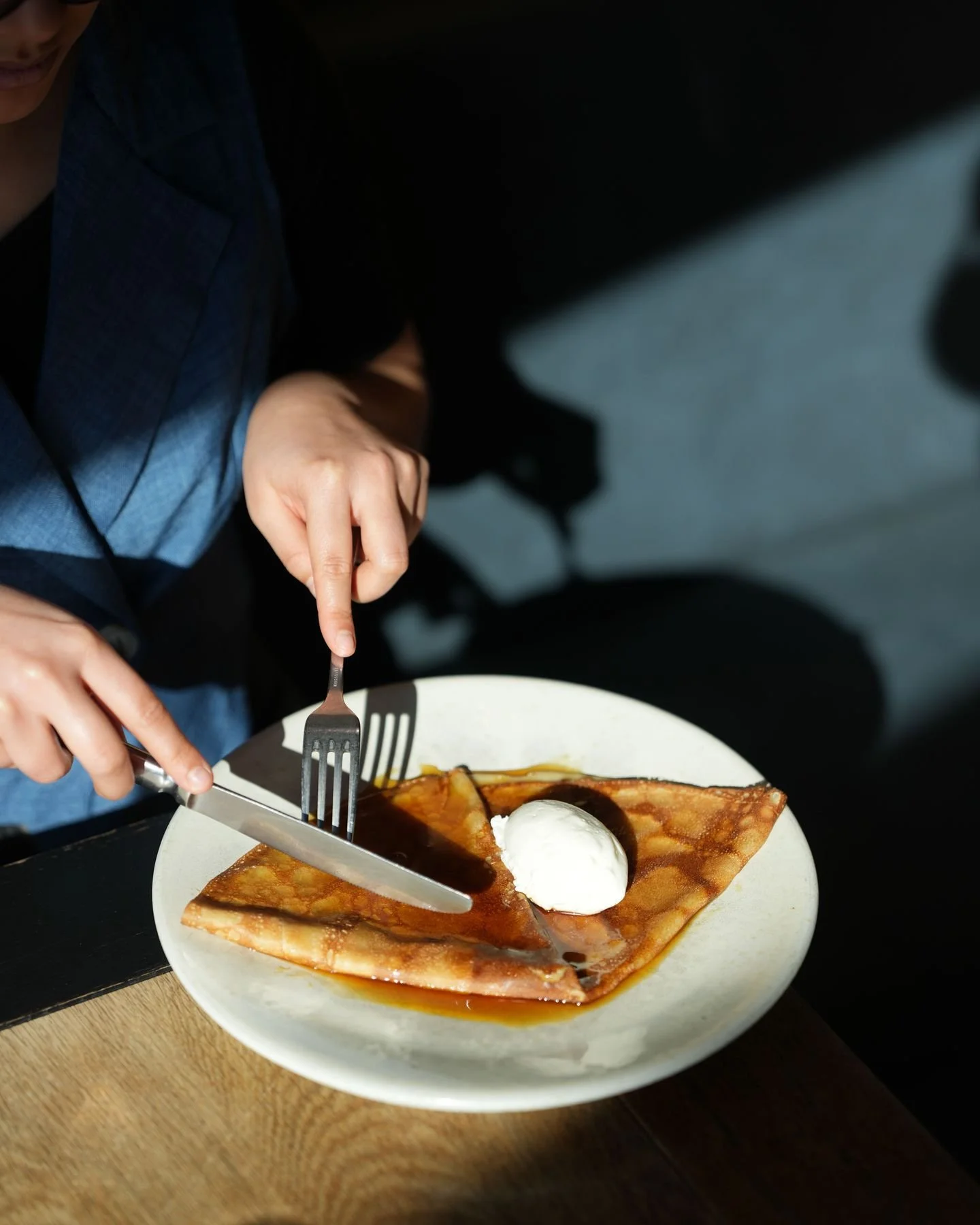 💫 Un moment de douceur avec notre cr&ecirc;pe au caramel au beurre sal&eacute;, accompagn&eacute;e de sa chantilly maison.