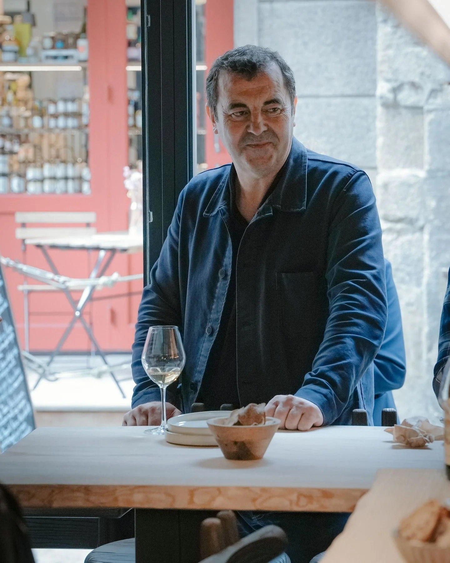 🍎 Apr&egrave;s une premi&egrave;re adresse au Japon, Bertrand Larcher ouvre, au c&oelig;ur de la cit&eacute; corsaire de Saint-Malo son Bar &agrave; Cidres Breizh Caf&eacute;.

Un lieu unique d&eacute;di&eacute; &agrave; l&rsquo;art du cidre, qui me