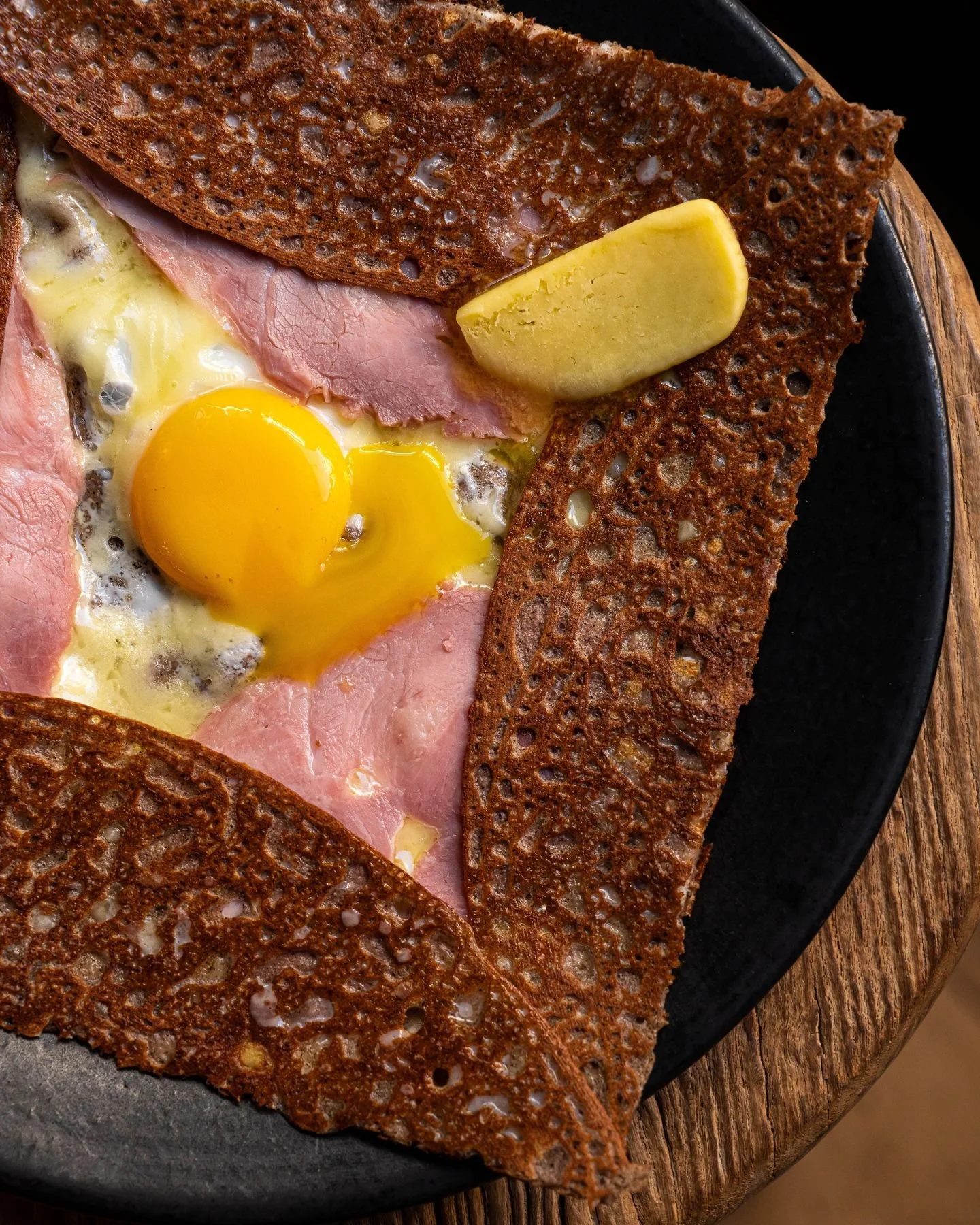 Want to rediscover Breizh Café Biarritz? 🌊

In the heart of Place Saint-Eugénie, discover cuisine that blends the flavors of Brittany and the Basque Country.

Buckwheat galettes, crêpes, artisanal ciders, and rec