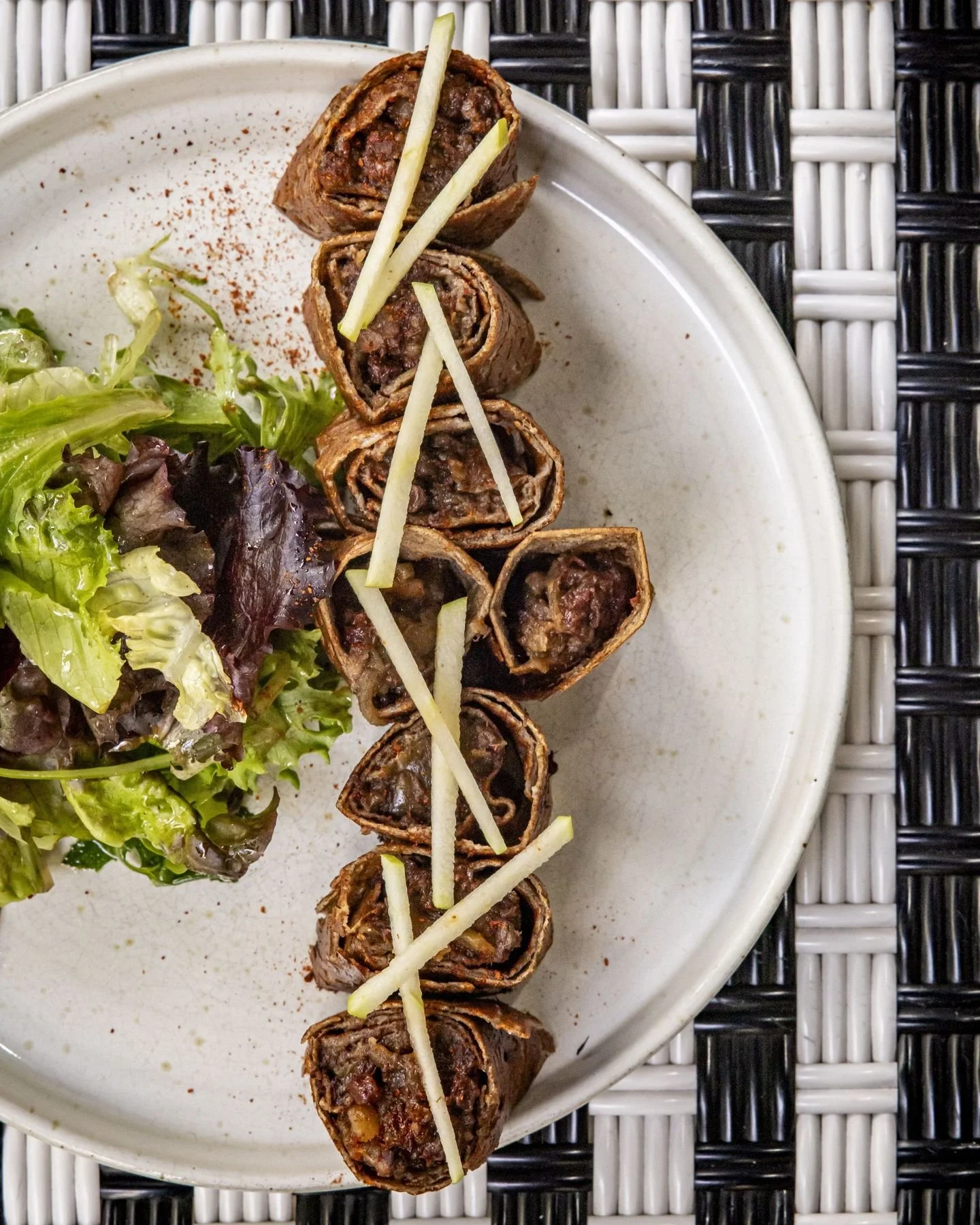 Quand la Bretagne rencontre le Pays basque 🌊

&Agrave; Biarritz, deux terroirs de caract&egrave;re se rencontrent autour de cr&eacute;ations exclusives, entre savoir-faire breton et saveurs basques.

🌶️ Breizh Roll boudin noir du Pays basque, compo