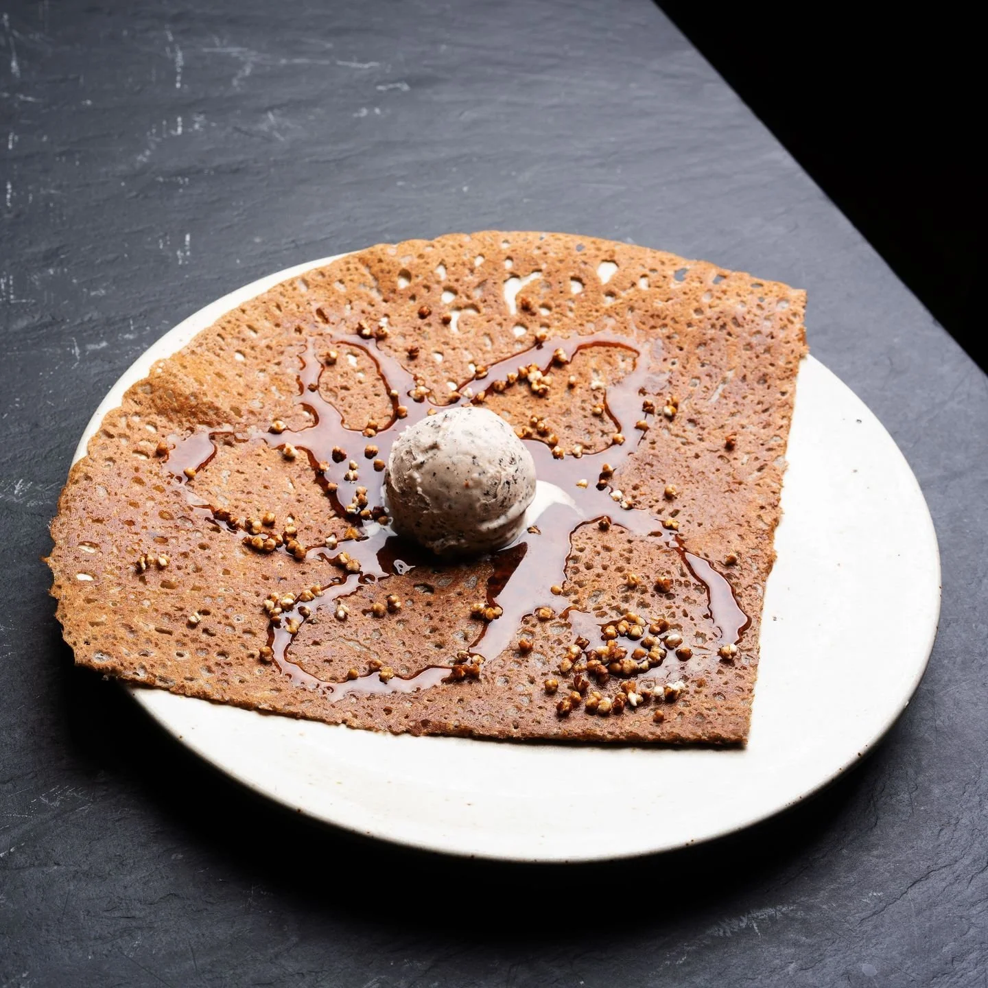 Saviez-vous que nos galettes de sarrasin se d&eacute;gustent aussi en dessert ? ✨

D&eacute;couvrez notre galette de sarrasin en version sucr&eacute;e, accompagn&eacute;e de miel de sarrasin, de sarrasin souffl&eacute; et d&rsquo;une glace au sarrasi