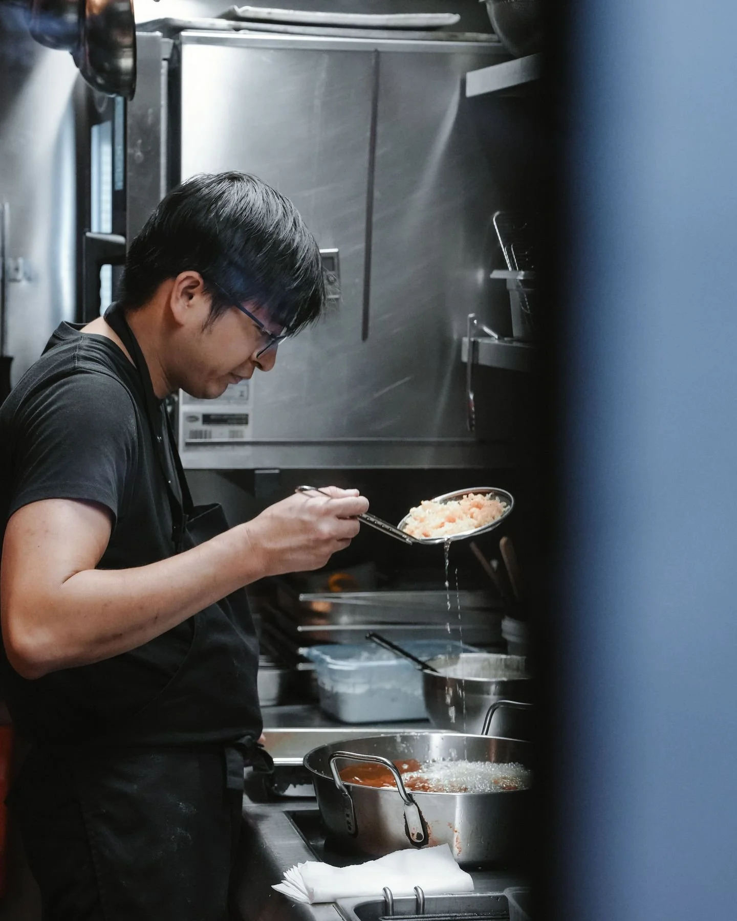 Le Japon s'invite sur le port de Saint-Malo 🥢

D&eacute;couvrez notre restaurant Otonali, "&agrave; c&ocirc;t&eacute;" en japonais, l'izakaya de Bertrand Larcher.

Dans une ambiance industrielle et tamis&eacute;e, le chef Masa associe des 