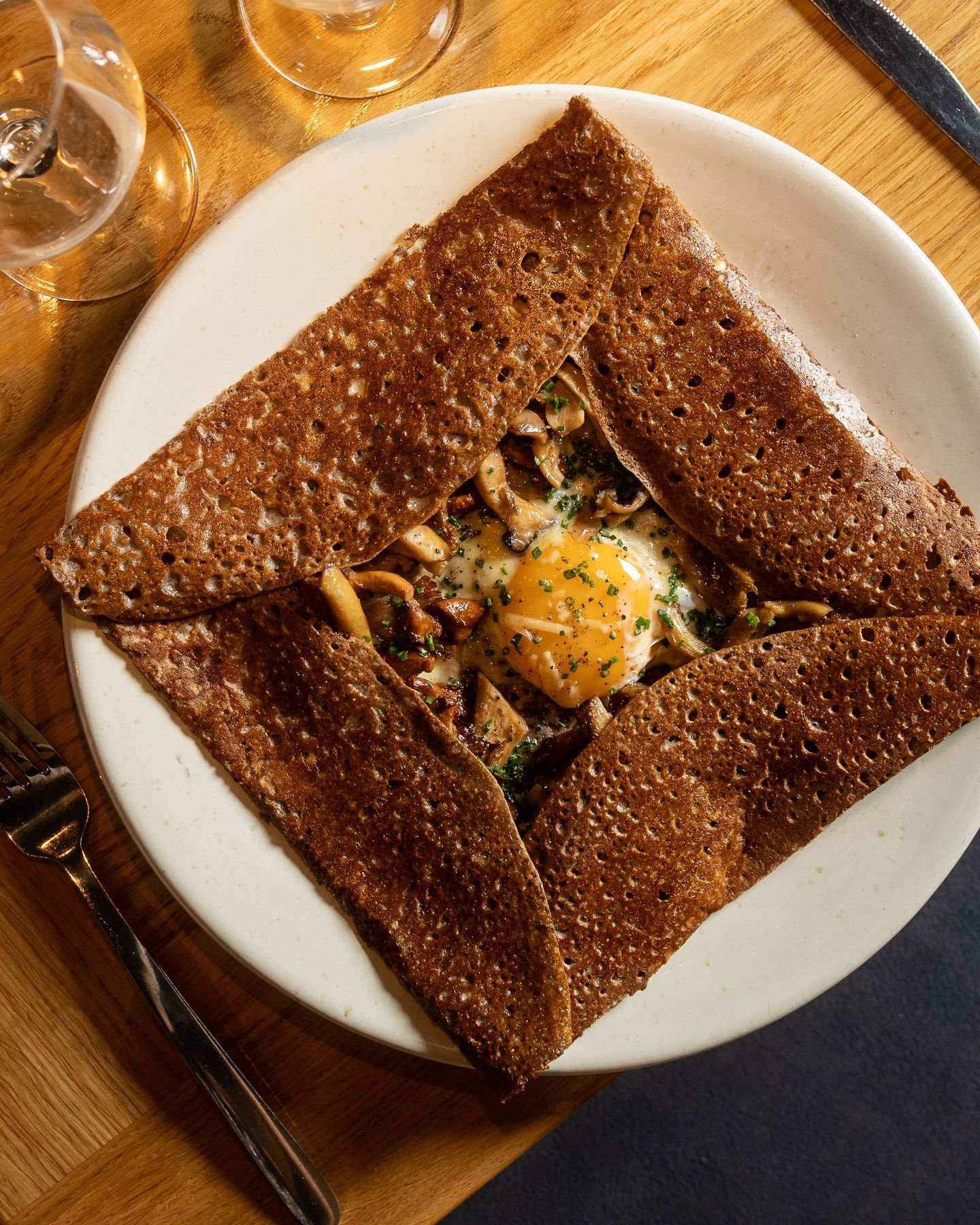 Nouvelle recette aux saveurs de l'automne 🍄&zwj;🟫

Venez d&eacute;couvrir notre galettes de saison aux trois champignons : Girolles, Pleurotes, Eryngiis, oeuf bio miroir, Comt&eacute; affin&eacute; 18 mois @maisonbordier_  et ciboulette. 

Une rece