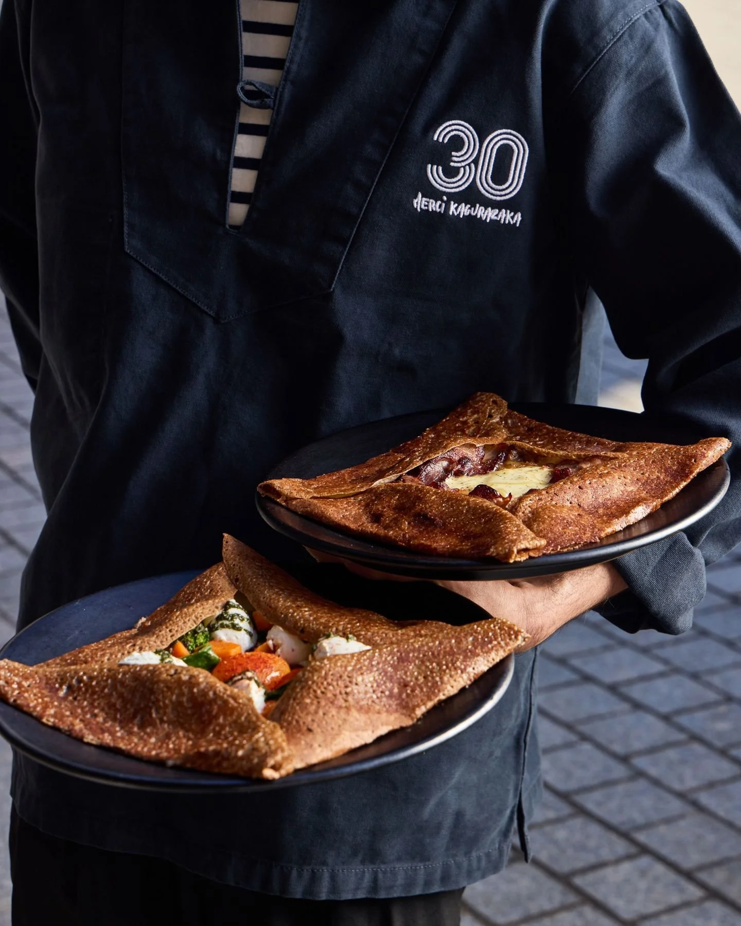 Galette l&eacute;gumes du moment, une galette pens&eacute;e autour des l&eacute;gumes de saison, accompagn&eacute;s d&rsquo;un &oelig;uf biologique miroir, de ch&egrave;vre frais et d&rsquo;une pointe de piment d&rsquo;Espelette.

Au fil de l&rsquo;a
