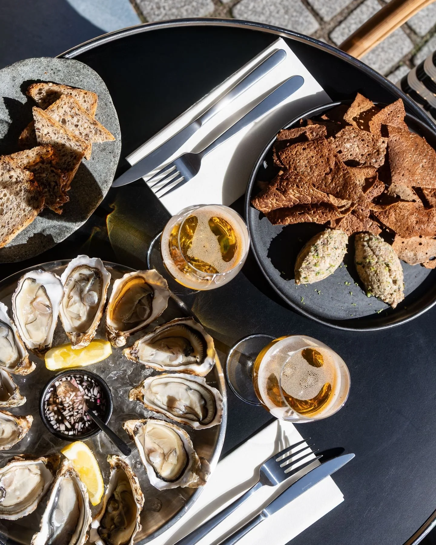 An appetizer with the salty taste of Brittany 🌊
Enjoy a moment of togetherness with our selection of snacks, designed to let you experience buckwheat in a whole new way. 
🌾 Breizh Croustillants (buckwheat tuiles), rille