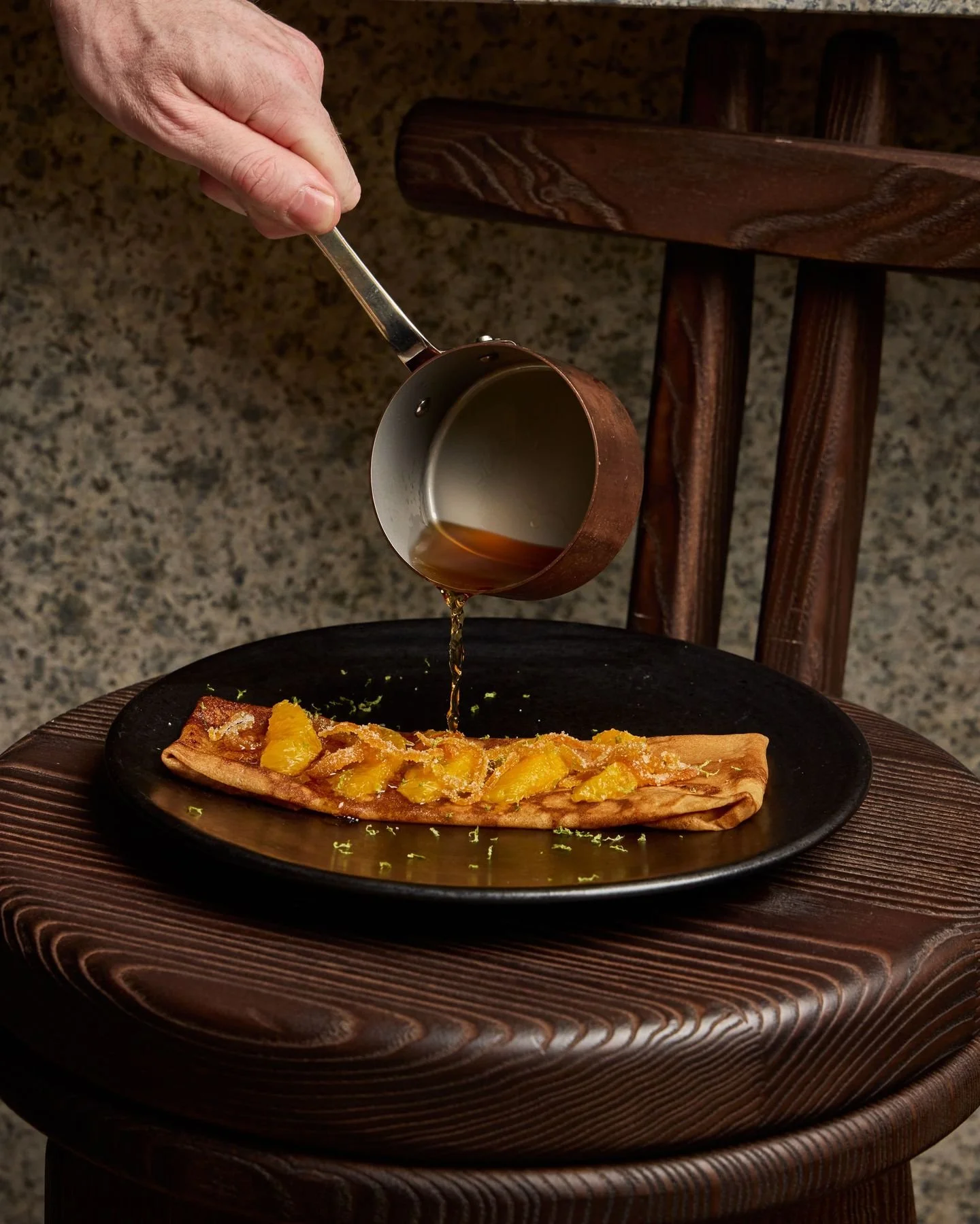 La cr&ecirc;pe Suzette revisit&eacute;e par Breizh Caf&eacute; ! 
Une version signature et acidul&eacute;e : beurre d'orange @maisonbordier_, supr&ecirc;me d'orange, zeste de yuzu et le tout flamb&eacute; au Grand Marnier pour un moment de douceur r&