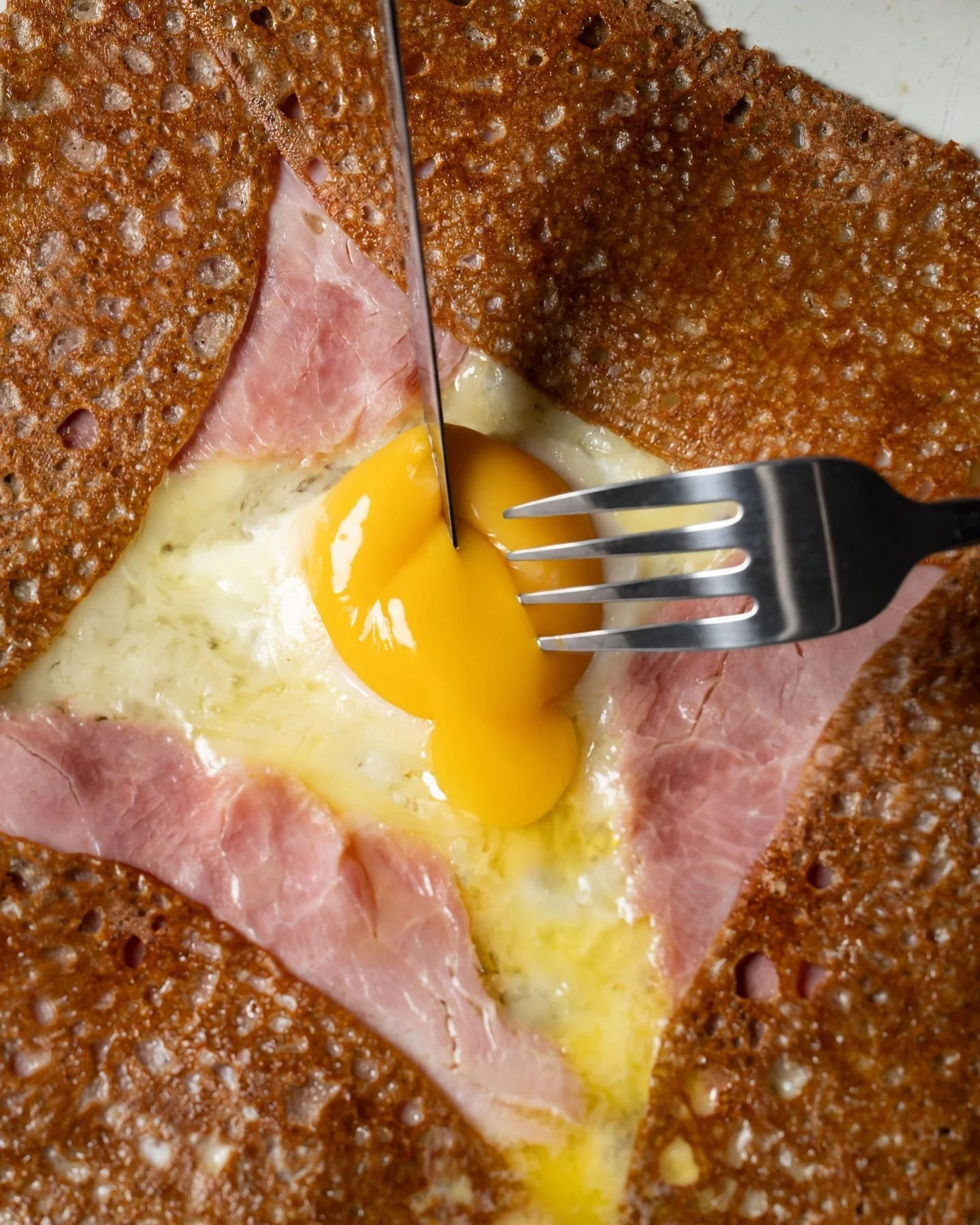 La simplicit&eacute; a du bon. 🤍
Du jambon artisanal de Bretagne, un &oelig;uf biologique miroir, du Comt&eacute; et beurre @maisonbordier_, une galette de sarrasin&hellip; et tout le savoir-faire Breizh Caf&eacute;.
Des ingr&eacute;dients de qualit