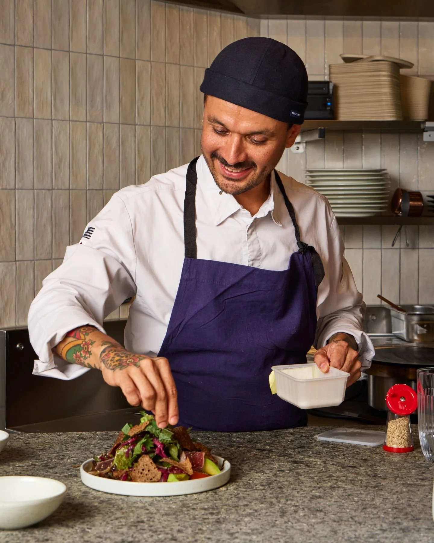 Aujourd&rsquo;hui, nous c&eacute;l&eacute;brons la Journ&eacute;e Internationale des chefs ! 🧑&zwj;🍳

Derri&egrave;re chaque assiette, il y a des femmes et des hommes passionn&eacute;s, qui imaginent chaque jour de nouvelles cr&eacute;ations autour