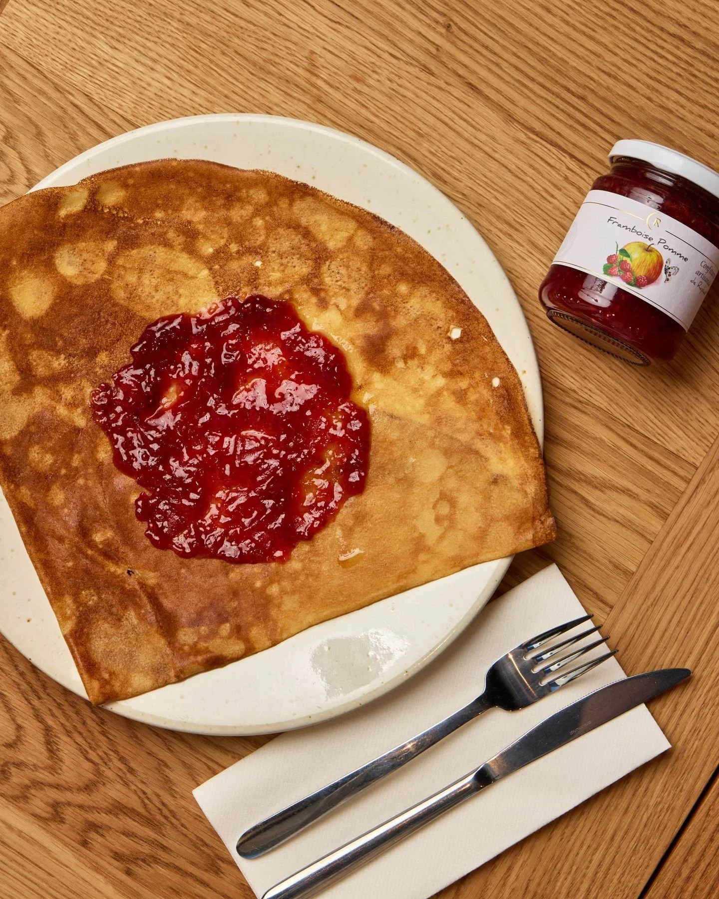 Parce qu&rsquo;une bonne cr&ecirc;pe m&eacute;rite une garniture d&rsquo;exception, nous avons choisi toute la gourmandise et l&rsquo;authenticit&eacute; bretonne des @confitures_de_raphael, &eacute;labor&eacute;es artisanalement &agrave; Saint-Malo 
