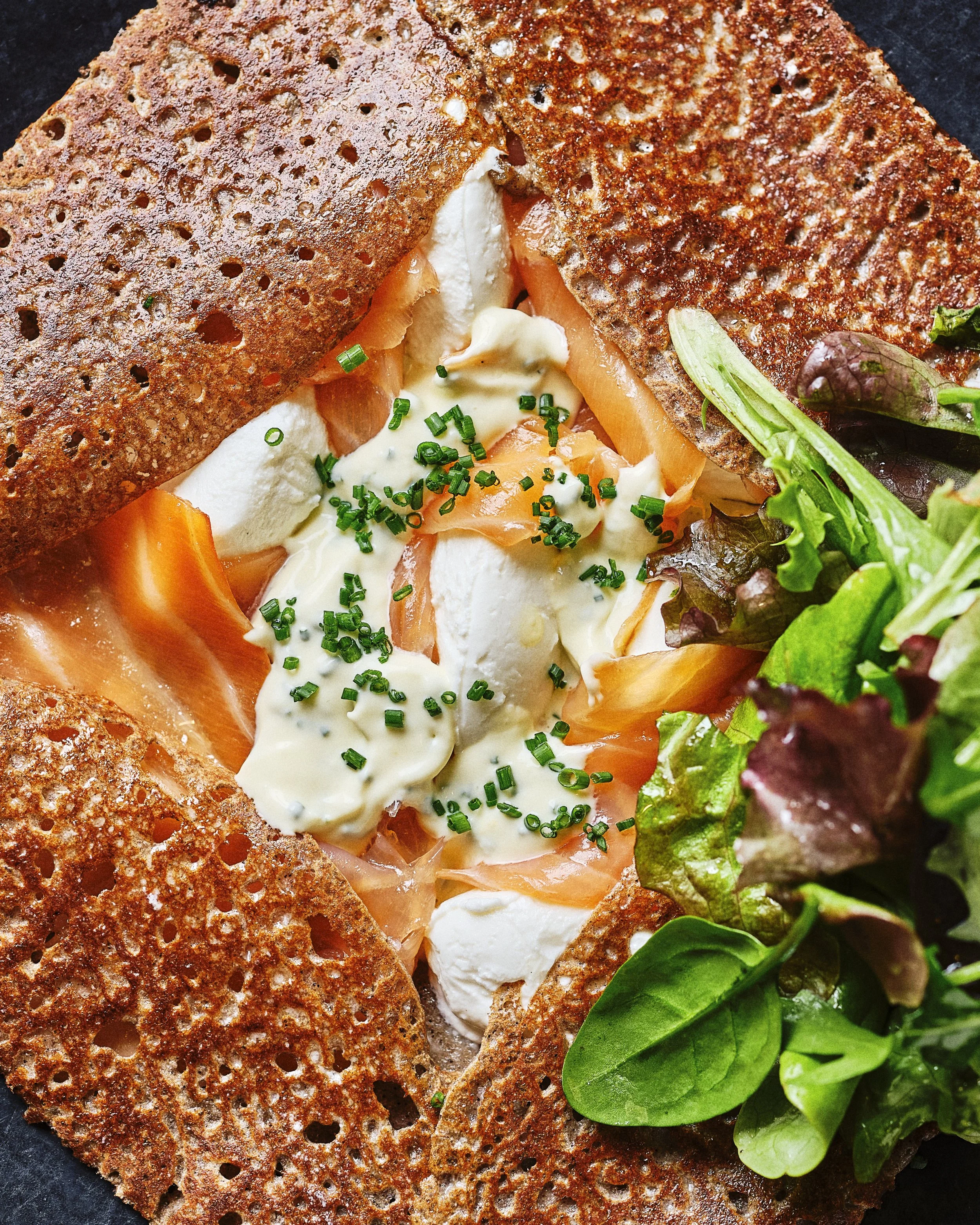 Galette Saumon fumé artisanal biologique, chèvre frais, crème ciboulette, salade verte