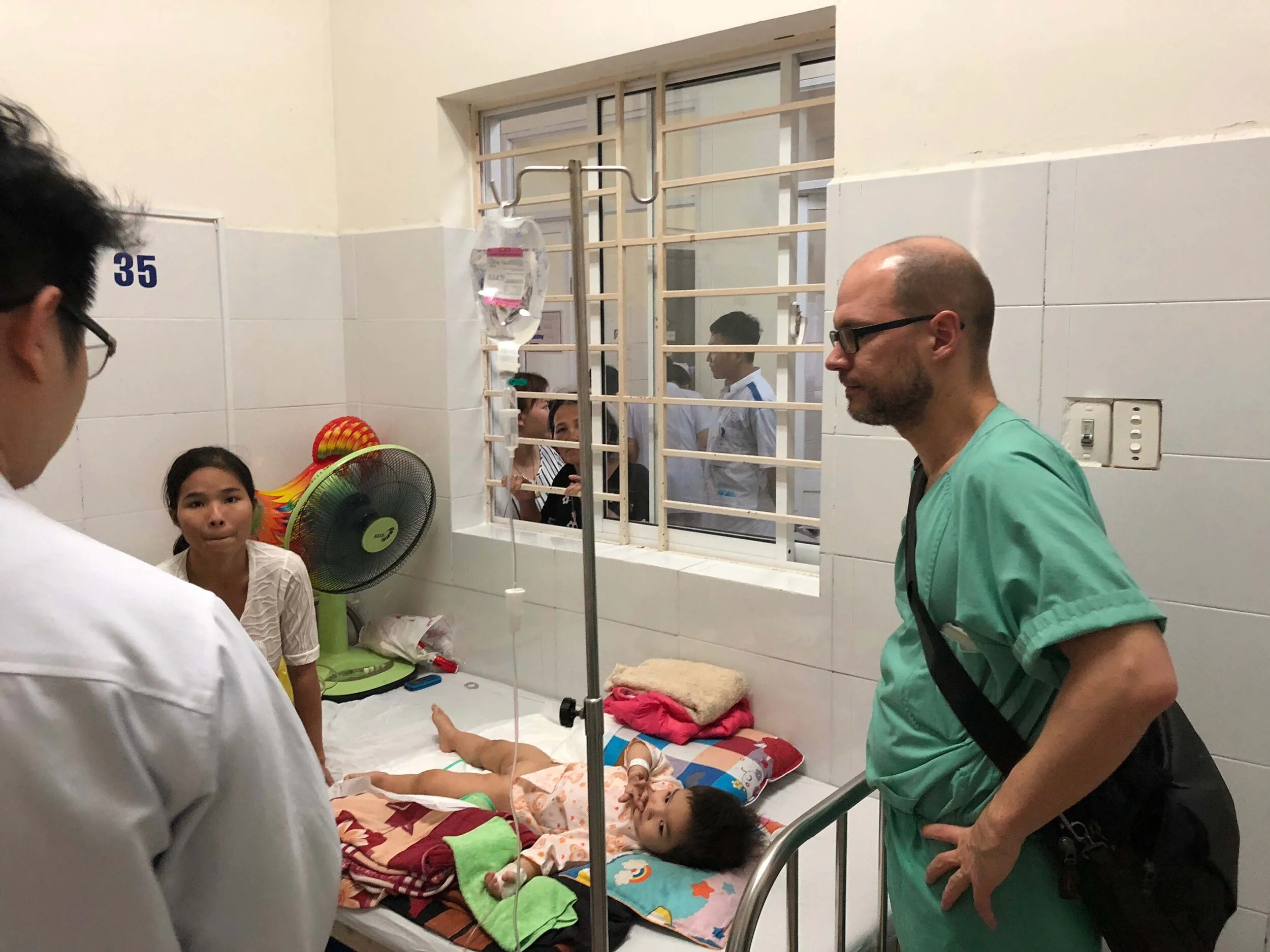 Martin Lacher, von der Kinderhilfsorganisation Leipzig, arbeitet ehrenamtlich in verschiedenen Krankenhäusern in Vietnam