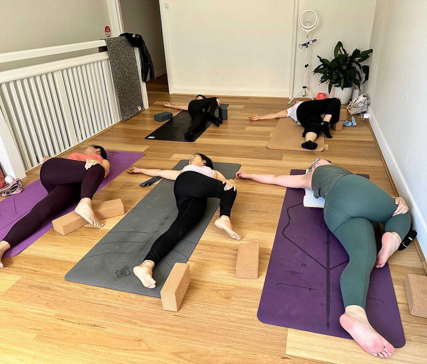 Thurs 11am yoga with Cathy this morning 💗 what a blissful morning 😉 

Twisting the spine while lying down with the support of the floor allows us to slowly relax and settle into a deep and nourishing spine rotation. This pose stimulates digestion, 