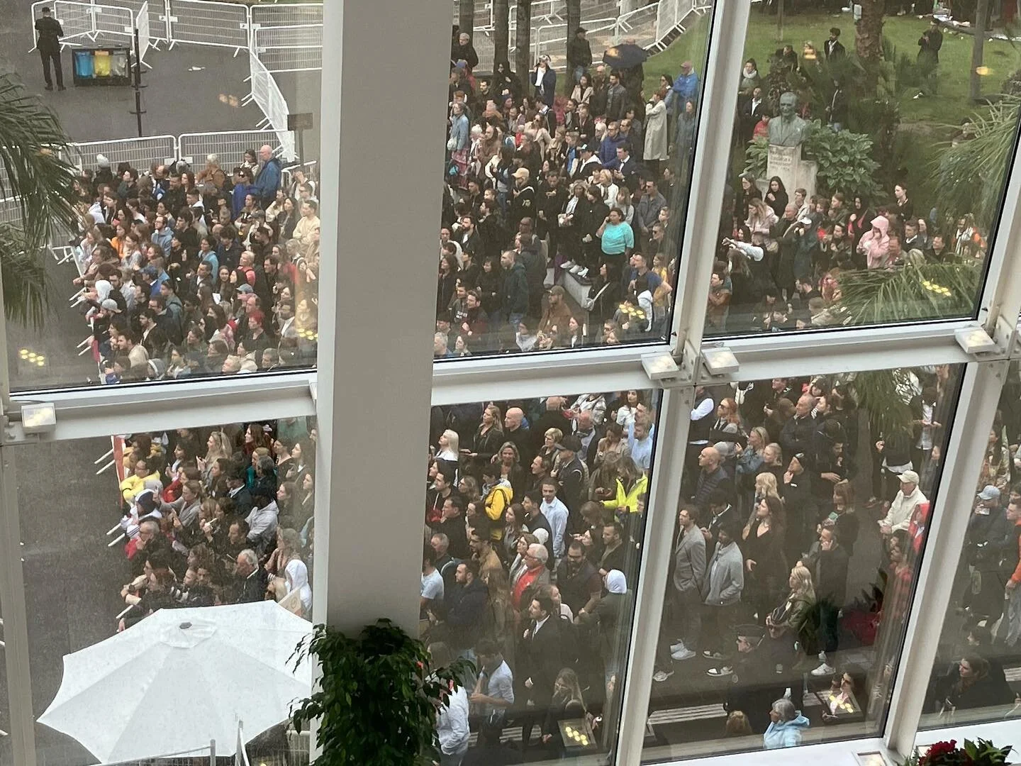 Quite a crowd waiting for Scorsese, Leonardo DiCaprio, Robert De Niro, Lily Gladstone, and Jesse Plemons @festivaldecannes