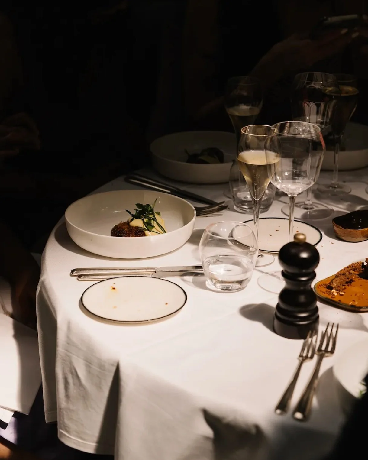 A beautifully set table is a living still life&mdash;inviting, elegant, and effortlessly captivating.
It all comes down to the essentials: good food, meaningful company, and the quiet beauty of simplicity.

📸 @inthemoodforlove.studio 

#cerescreativ