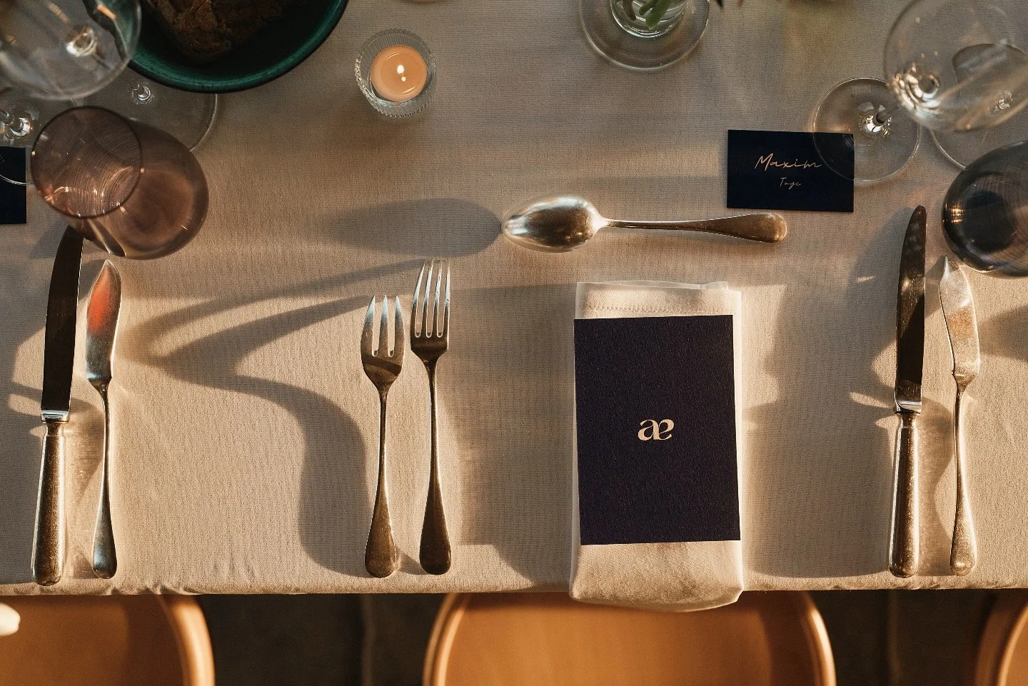 The quiet pleasure of taking your seat&mdash;linen softly folded, candlelight catching the silver. 

Every detail thoughtfully placed, creating a moment of pause before the evening unfolds.✨

📸 @charlottelauwers.photography 

#cerescreativeevents #e