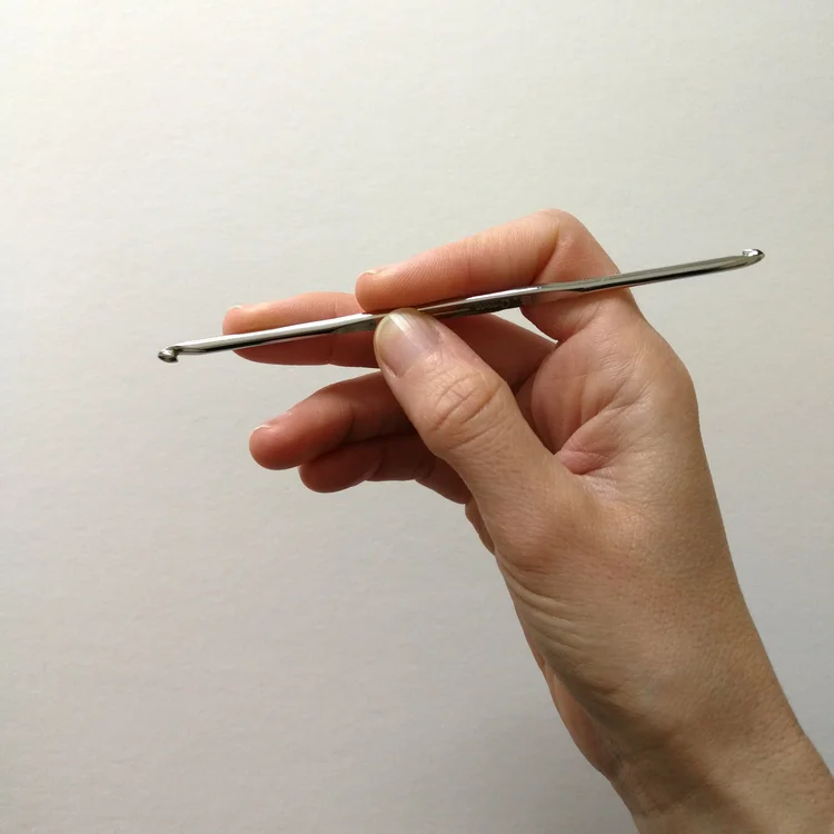 how-to-hold-a-crochet-hook-bygoldenberry