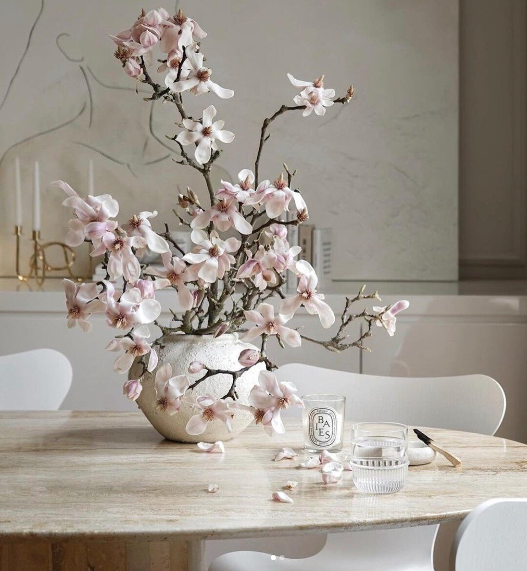 Feng ShualiTip : Feng Shui &amp; Flowers 🌸👇🏻

Did you know that any flowers are living chi and can change or enhance the mood of a space? 

Using colored flowers in specific sections of the home is a powerful Feng Shui tool to, for example, attrac