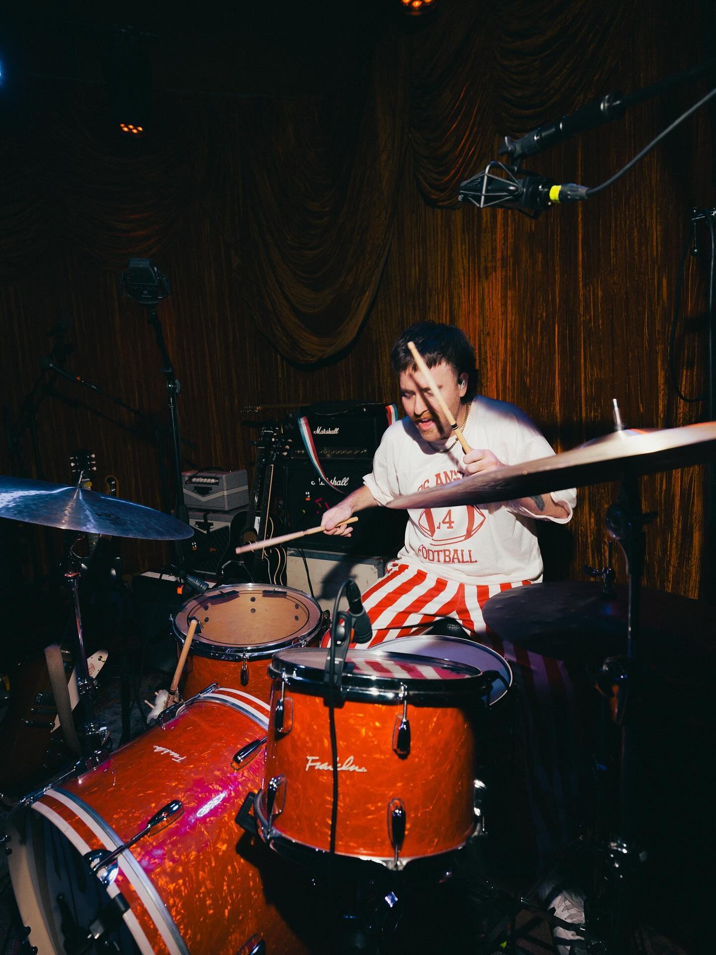 Eastside Bowl show the other night swept us off our feet, quite literally😬 MASSIVE thanks
to the boys in @carvercommodore for having us out. Love those doods a big old bunch!

We enjoy shows a lot, so we really appreciate everyone so much for always