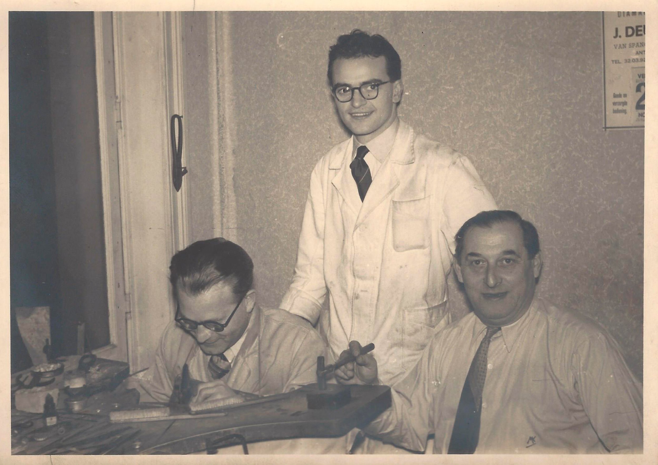 Joseph Van der Veken (midden) halfweg jaren 1950