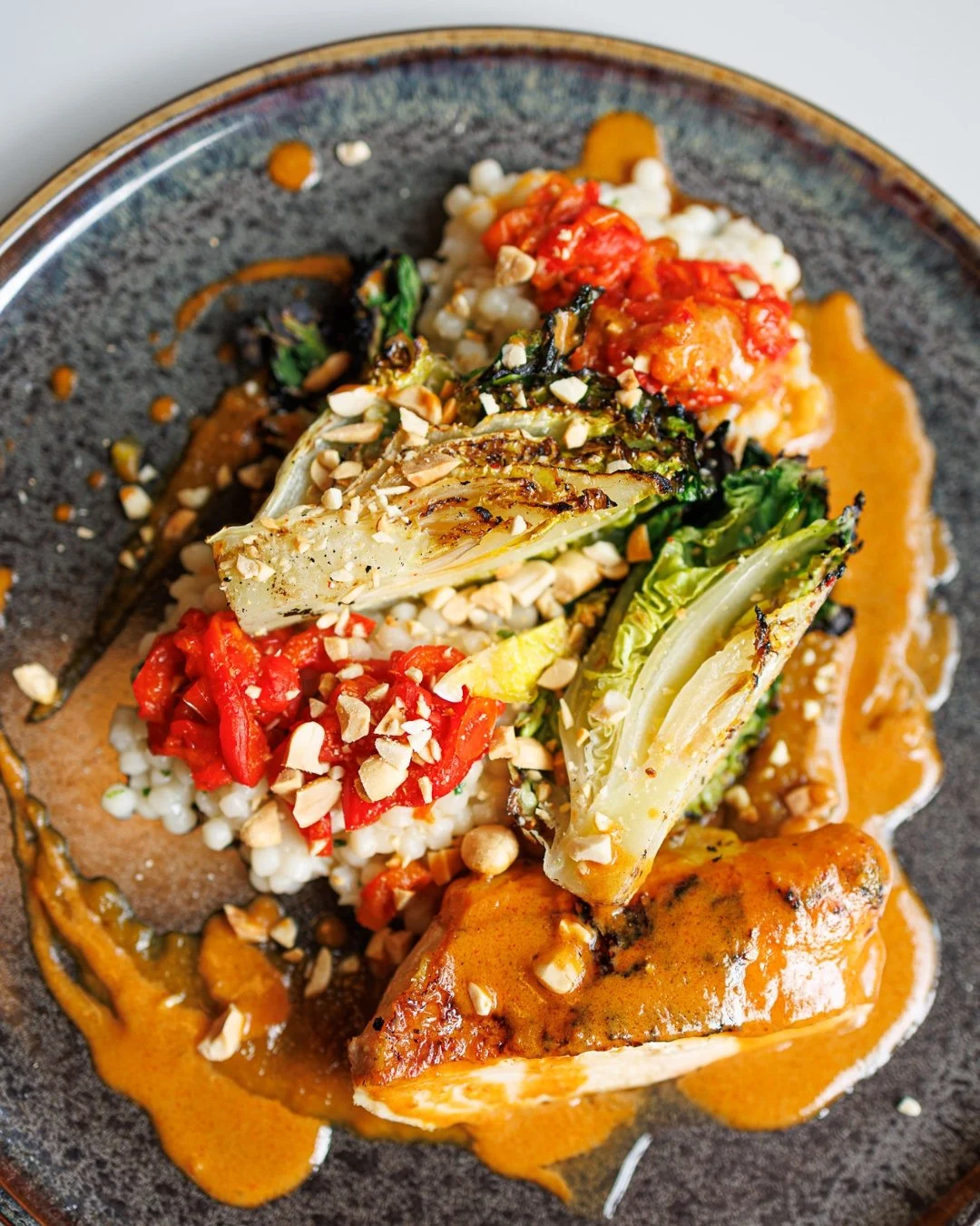 Not ton poulet du dimanche 😏

👉🏼 Poulet jaune / Sat&eacute; / Poivrons / Couscous
aka le remix qui a d&eacute;cid&eacute; de mettre le feu &agrave; ton week-end 🔥

📍 Restaurant Bib Gourmand situ&eacute; &agrave; L'Isle-sur-la-Sorgue au 💛 d'un v