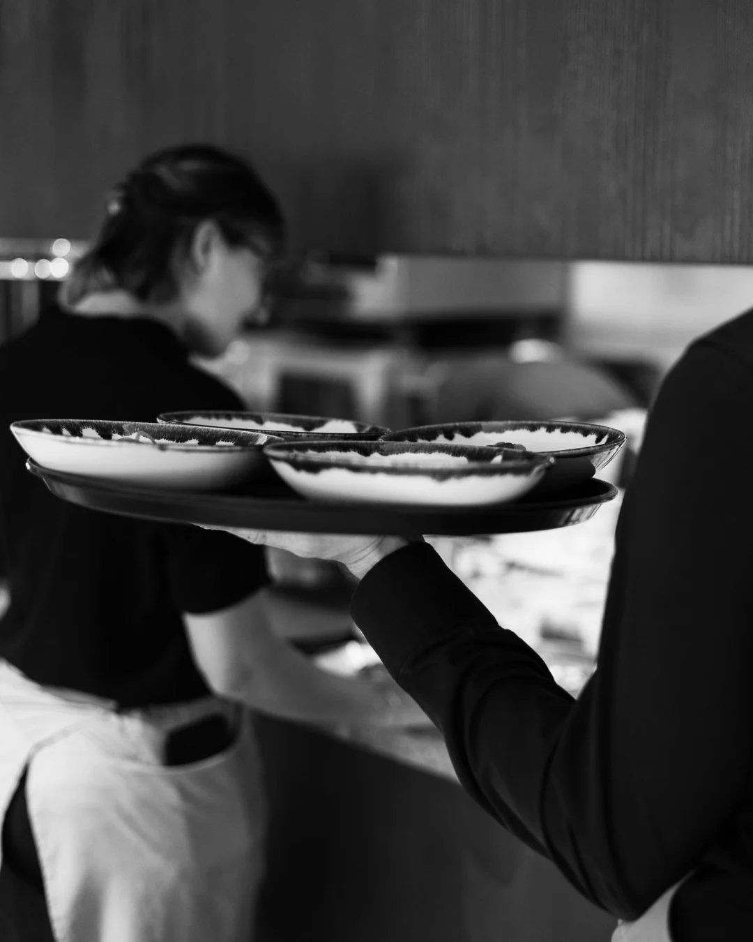 De haute voltige 🖤
Depuis la cuisine ouverte de @solelhrestaurant, les assiettes filent &agrave; vos tables pour vous r&eacute;galer !

Psst... Tu n'as pas encore test&eacute; notre nouvelle formule ? Le midi &agrave; Solelh 🌞, Plat &amp; Dessert s