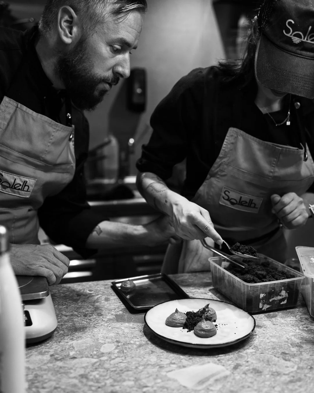 Focus mode ON 👀
Quand on parle chocolat 🍫, &ccedil;a ne rigole pas.

Entre concentration au max' et gestes millim&eacute;tr&eacute;s, ici : chaque d&eacute;tail compte ☝🏼. Et &ccedil;a se v&eacute;rifie dans l&rsquo;assiette 😏.

📍 Solelh - resta