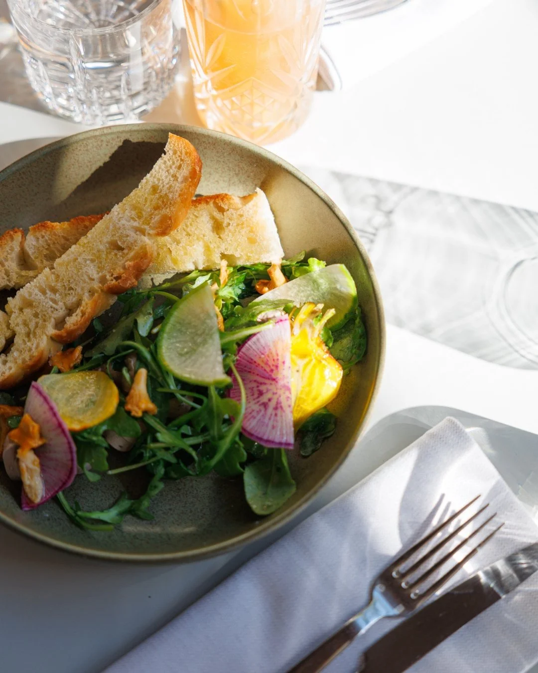 Les entr&eacute;es qui font mouche 👀
Plut&ocirc;t Mousse de foie de volaille 🐓 / Prune / Pickles / Focaccia
ou Aubergine 🍆 / Tomate / Feta / Parmesan / Roquette 🌿 ?

Du fondant, du peps et une bonne dose de soleil... Bref, le genre d'assiettes qu