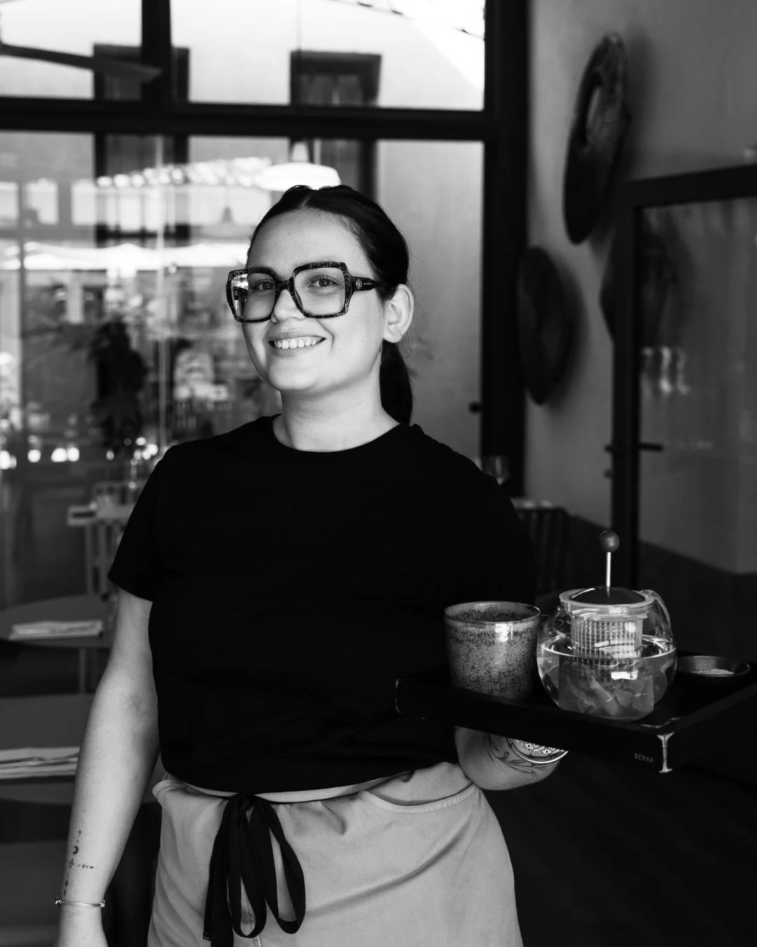 This is Mathilde ✨ Serveuse &amp; Rayon de soleil en salle 🌞

Arriv&eacute;e depuis un mois et demi &agrave; @solelhrestaurant, Mathilde, 21 ans, fait d&eacute;j&agrave; souffler un vent de fra&icirc;cheur 💛.

Avant de rejoindre l&rsquo;&eacute;qui